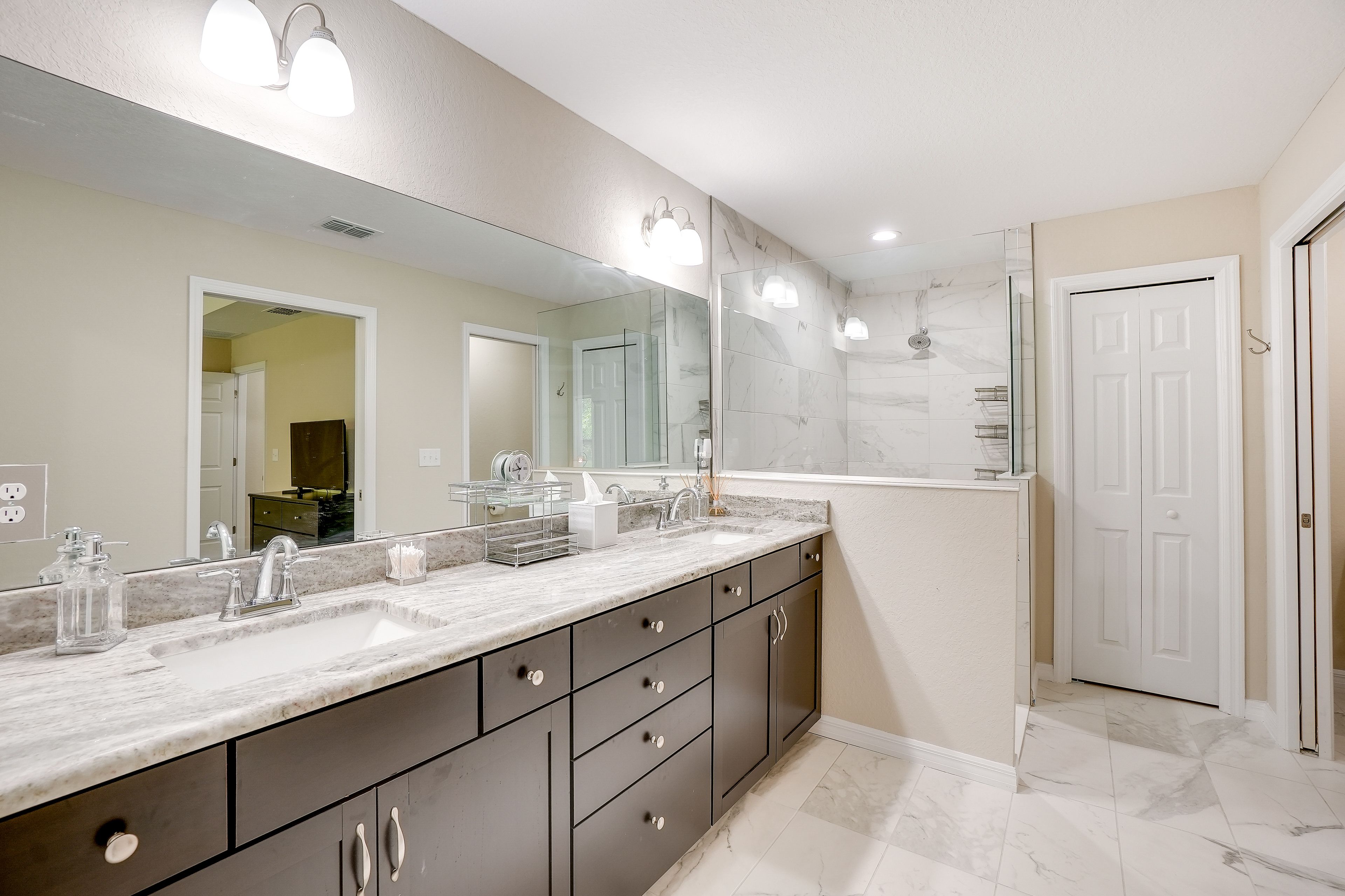 Full Bathroom | Walk-In Shower | Complimentary Toiletries | Towels Provided