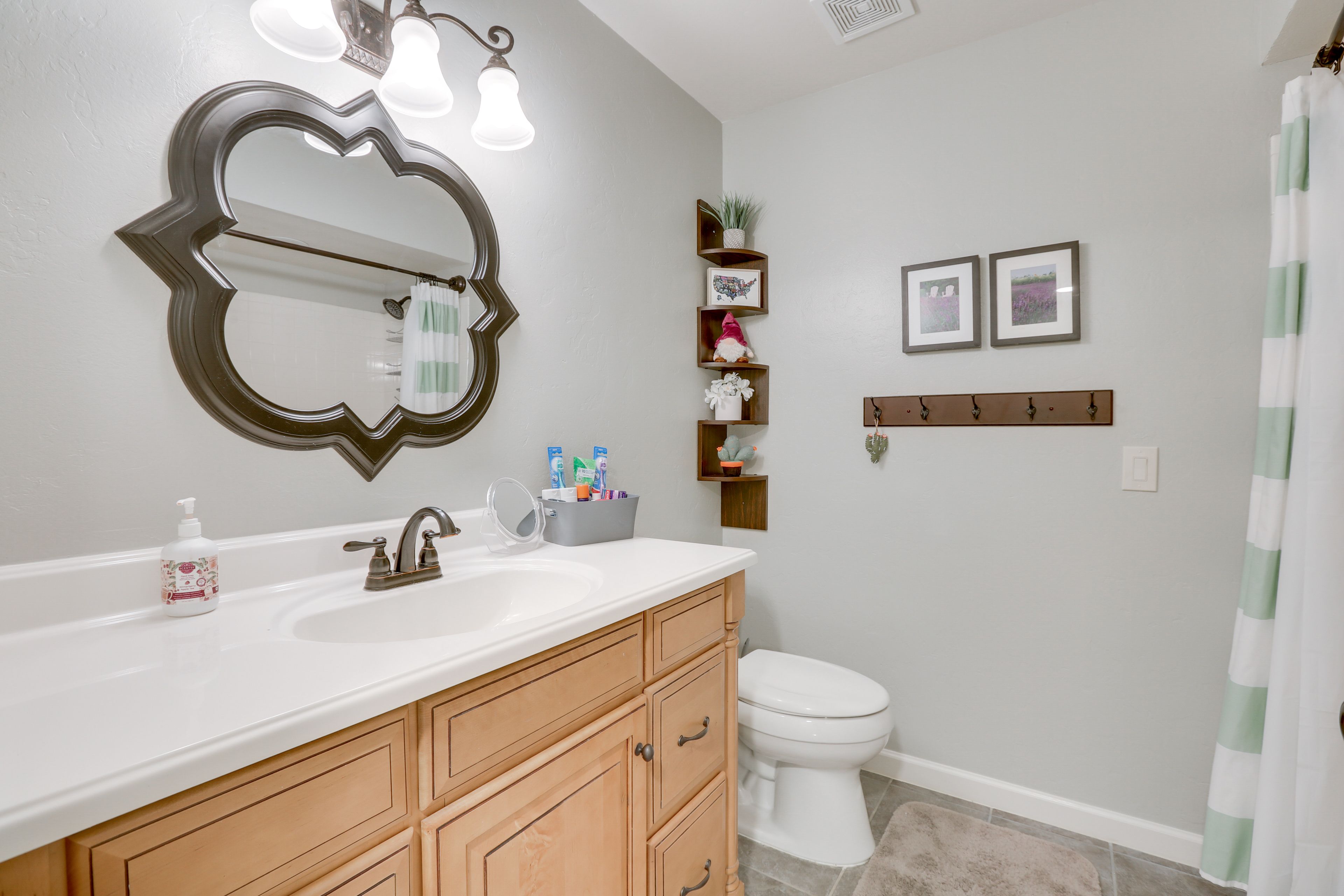 Full Bathroom | Towels Provided