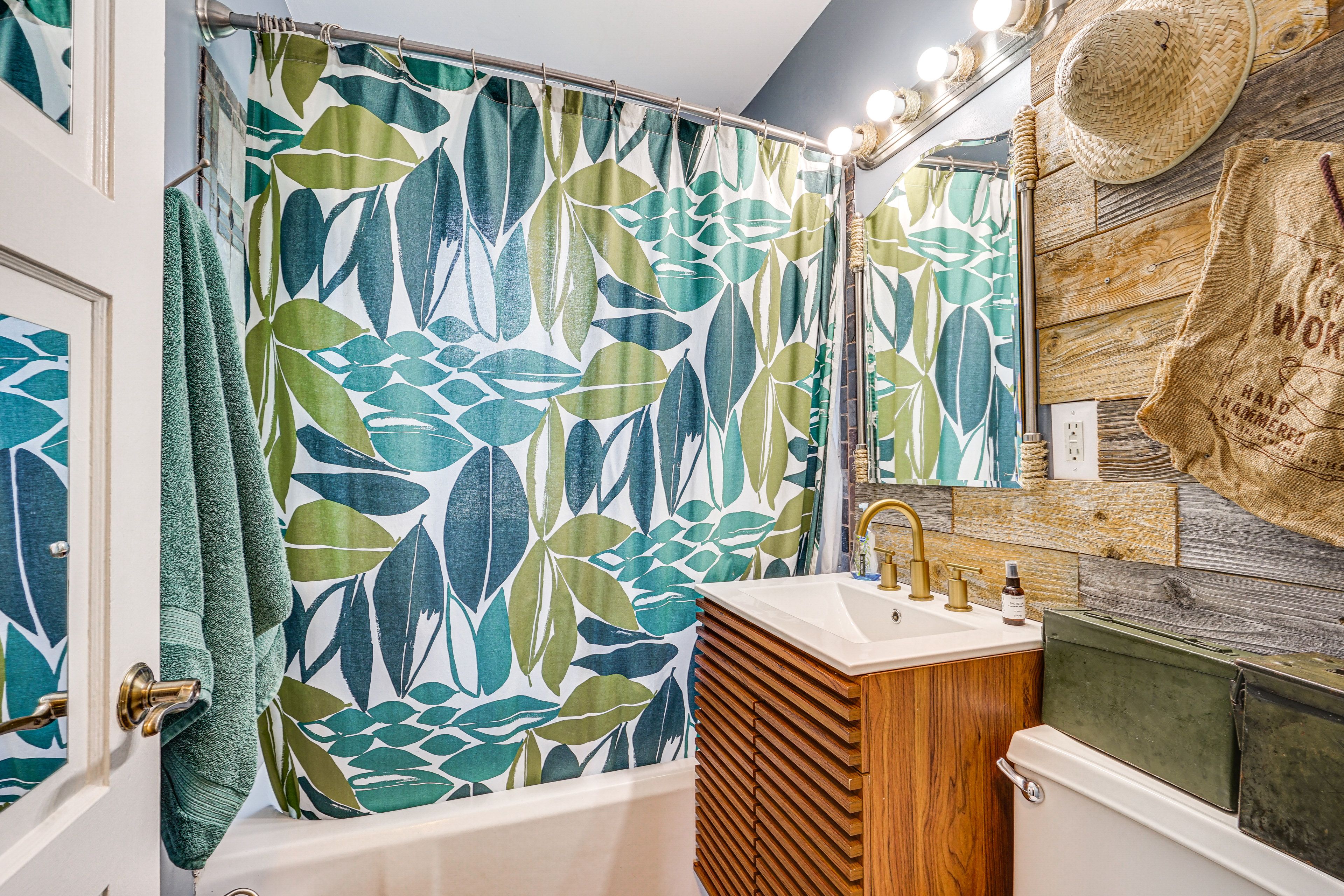Full Bathroom