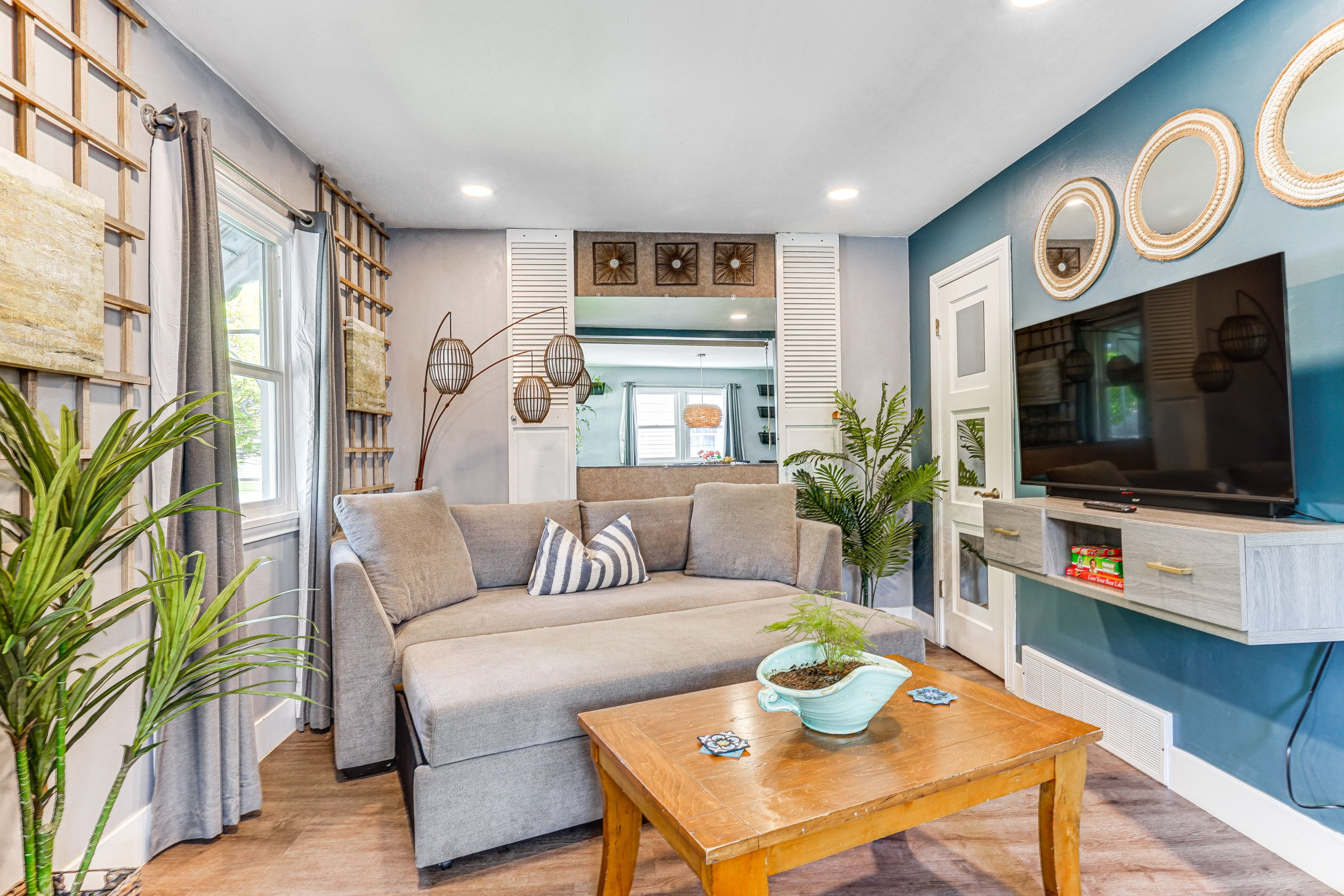 Living Room | Free WiFi | Central A/C & Heat | Smart TV
