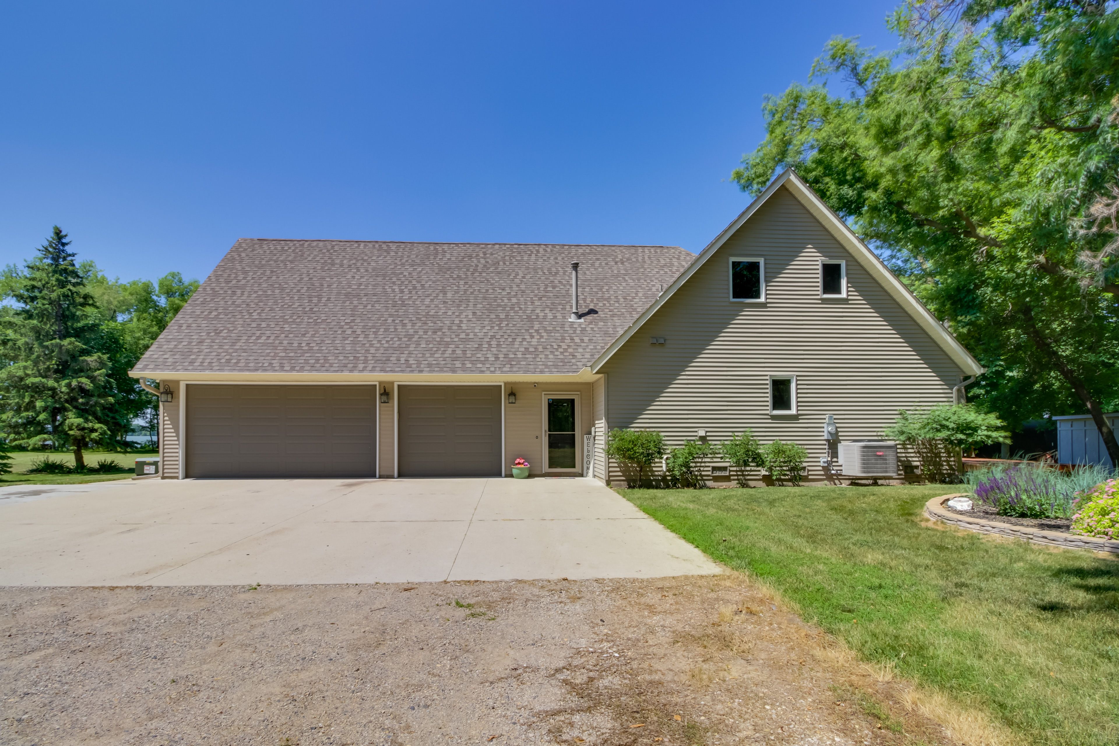 Property Exterior | Driveway (7 Vehicles)