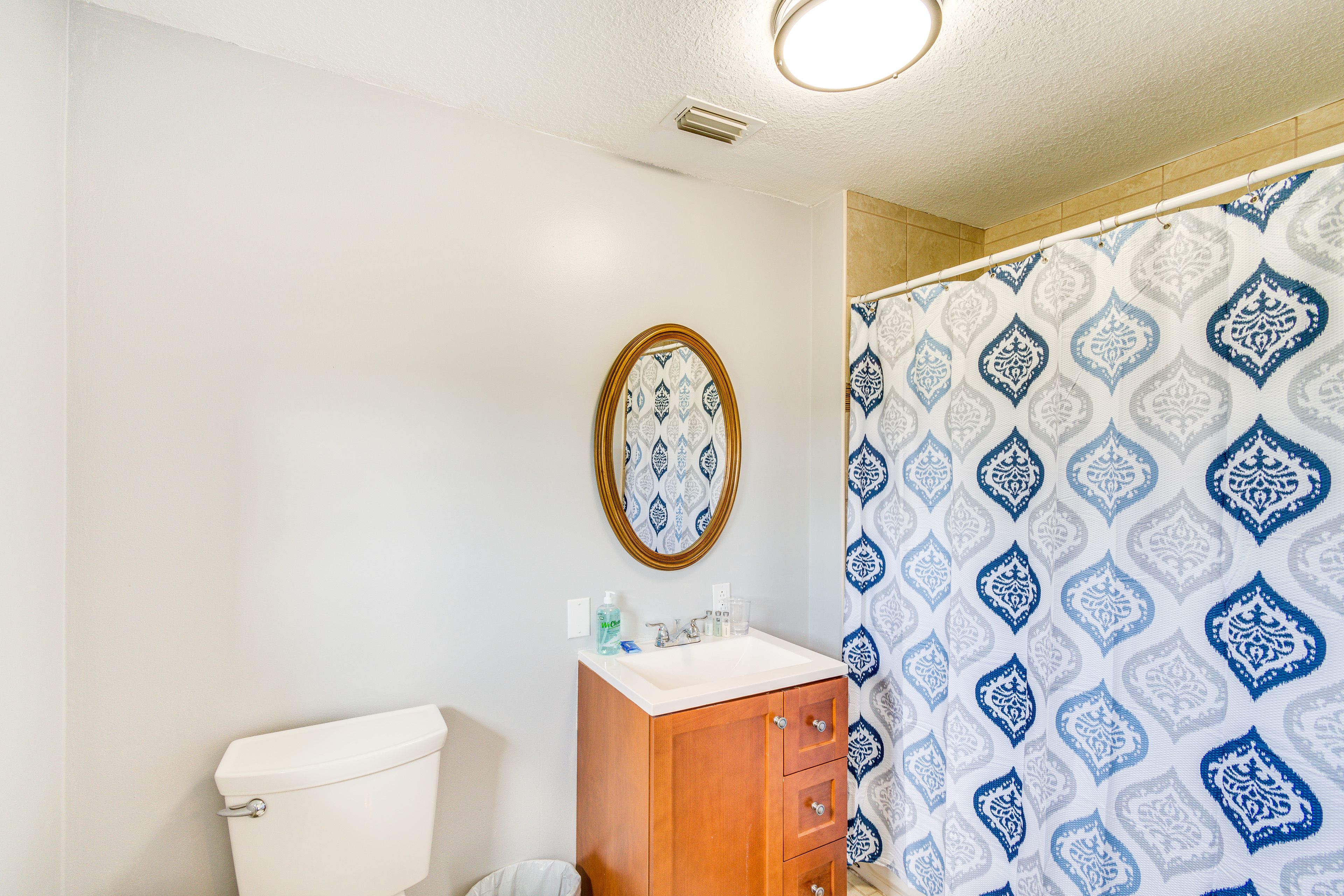 Full Bathroom | Complimentary Toiletries