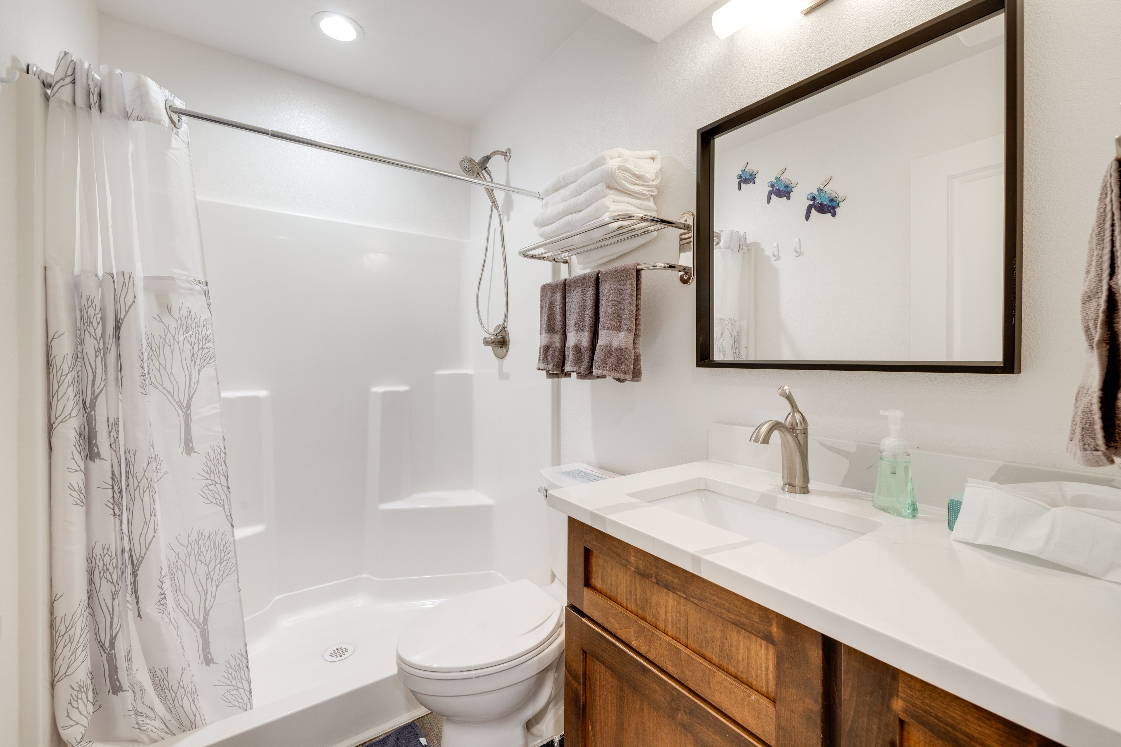 Full Bathroom | Towels Provided