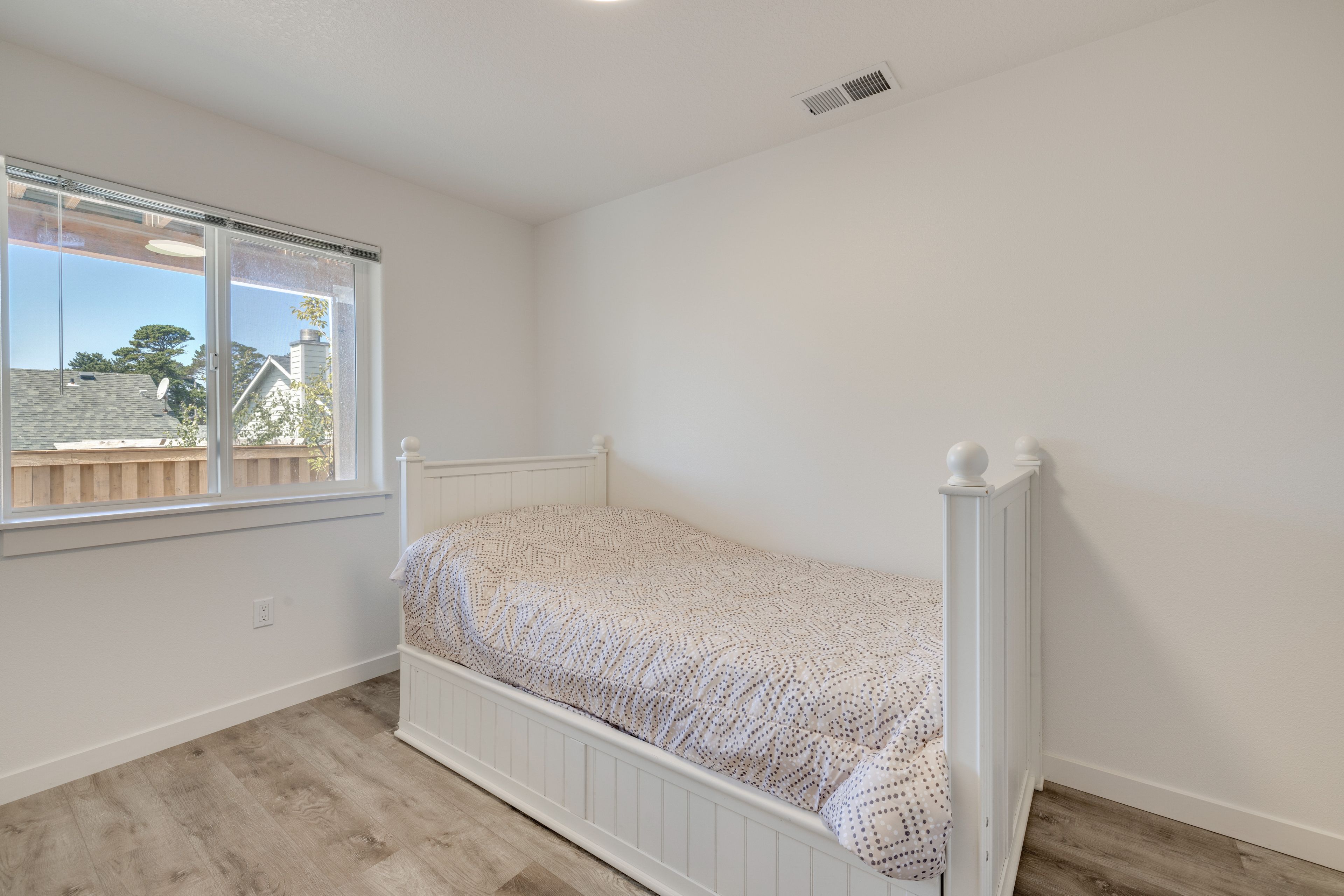 Bedroom 4 | Twin Daybed w/ Twin Trundle