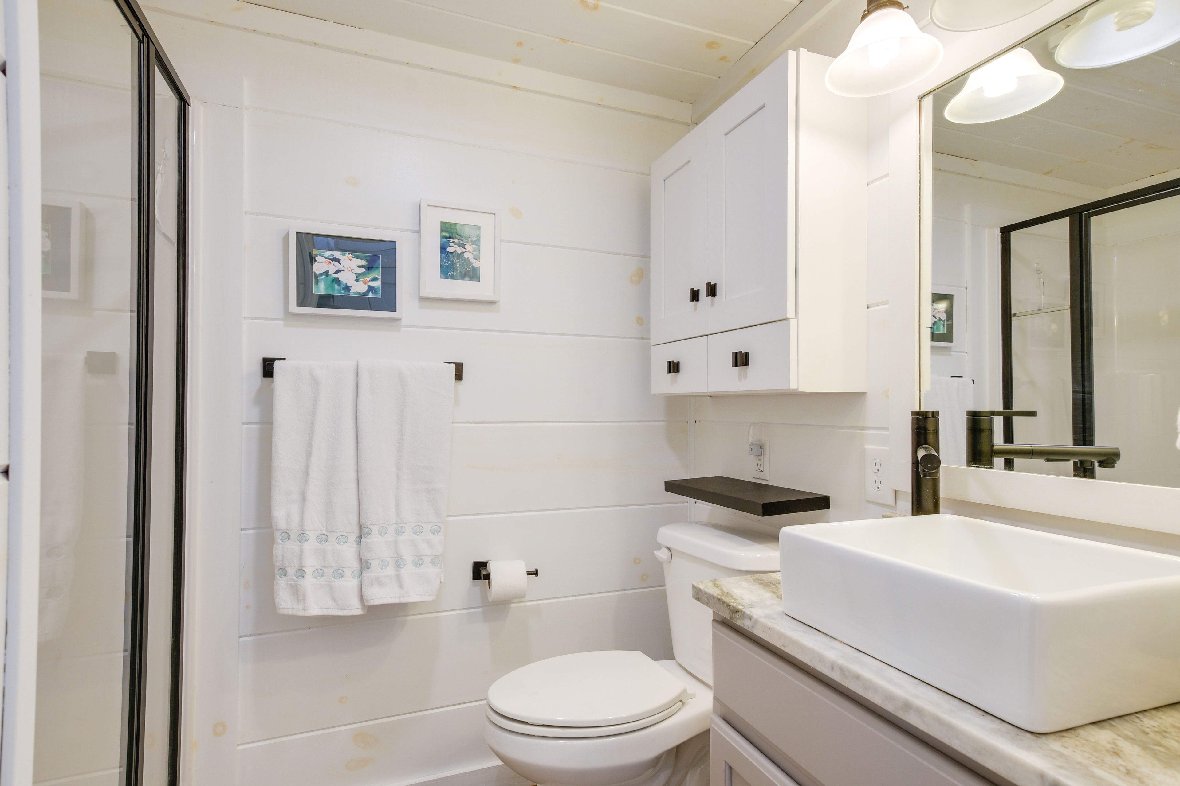 Bathroom | Complimentary Toiletries | Towels Provided