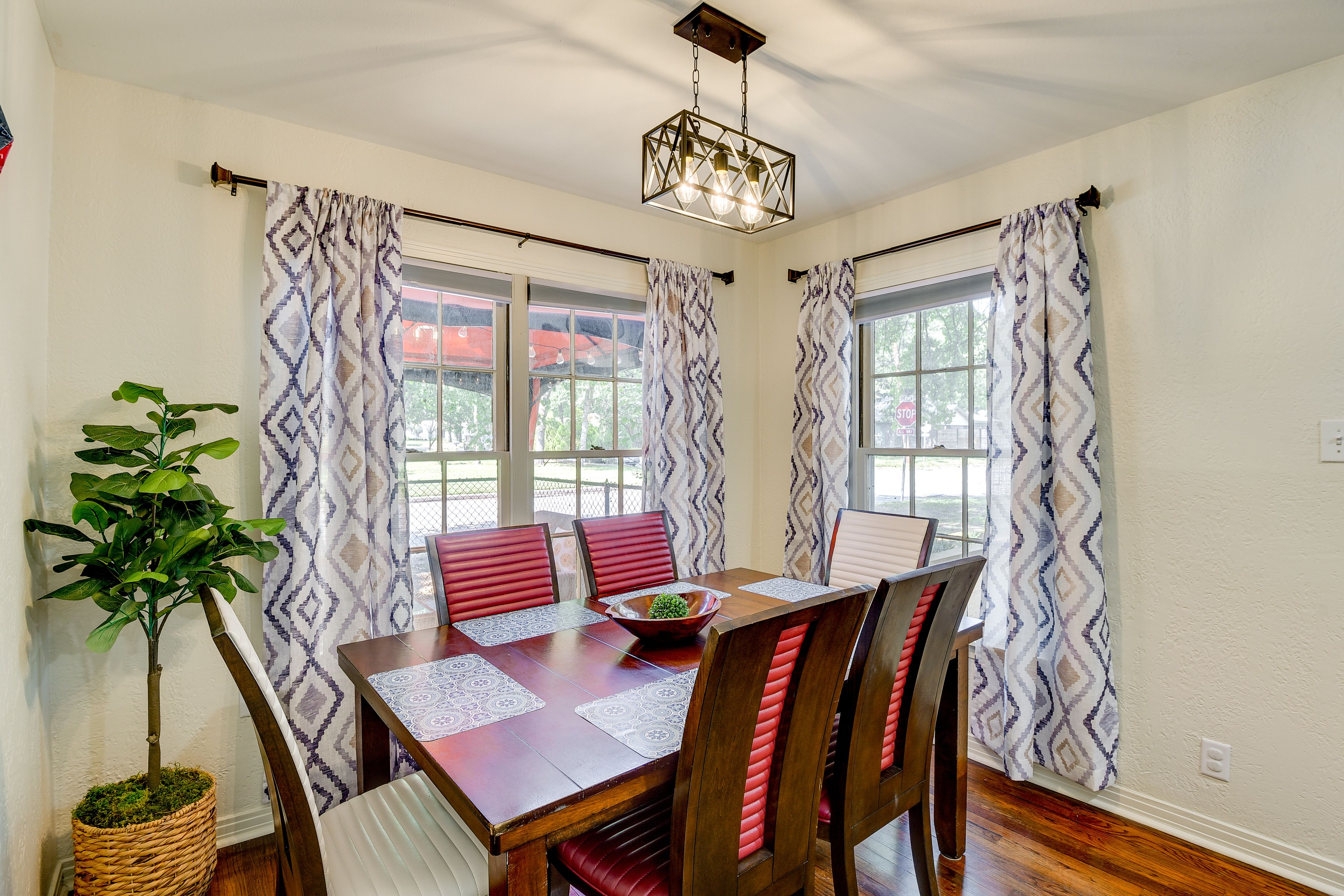 Dining Area | Dishware/Flatware Provided | Free WiFi