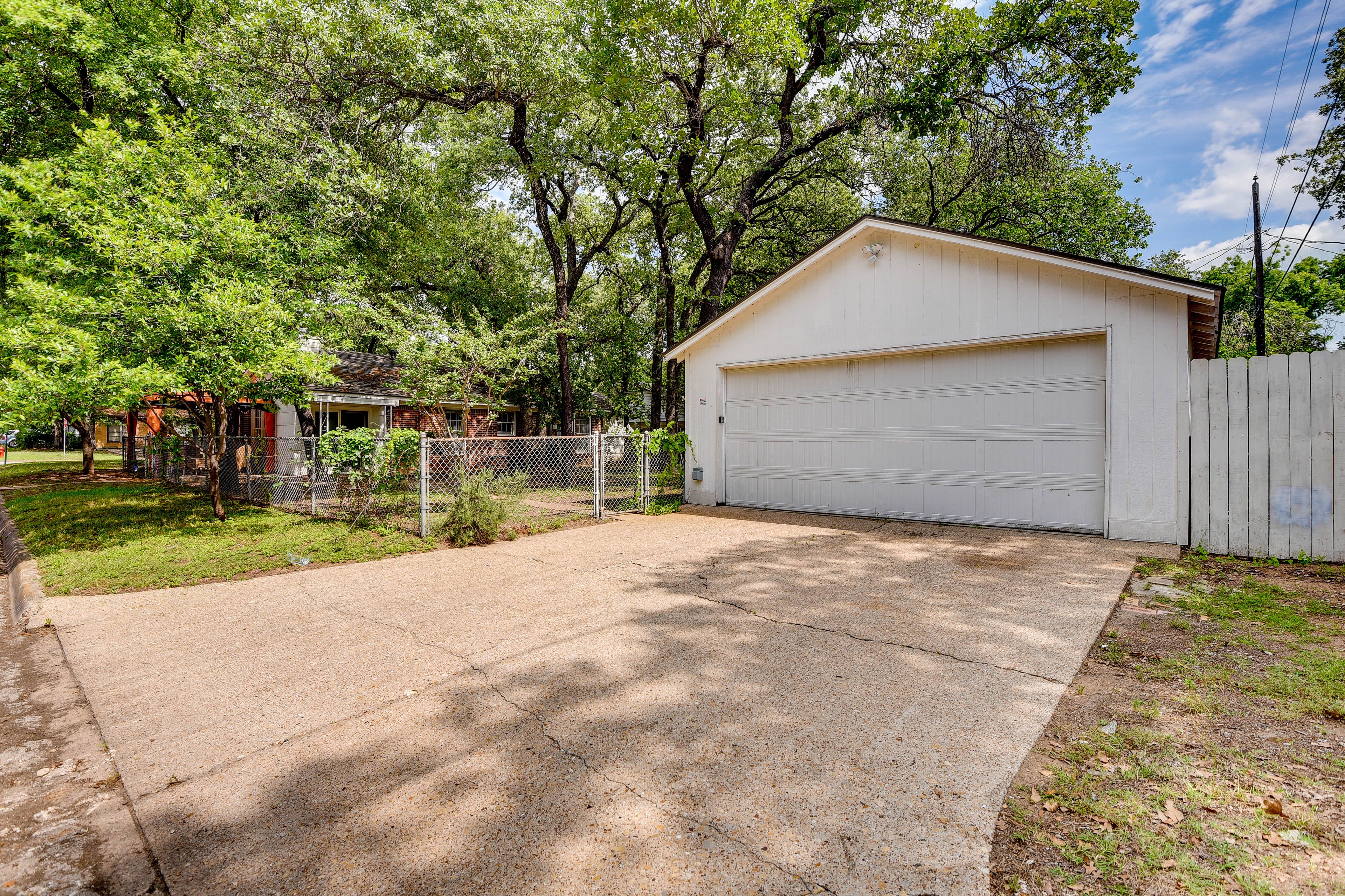 Parking | Garage (2 Vehicles) | Driveway (2 Vehicles) | Free Street Parking