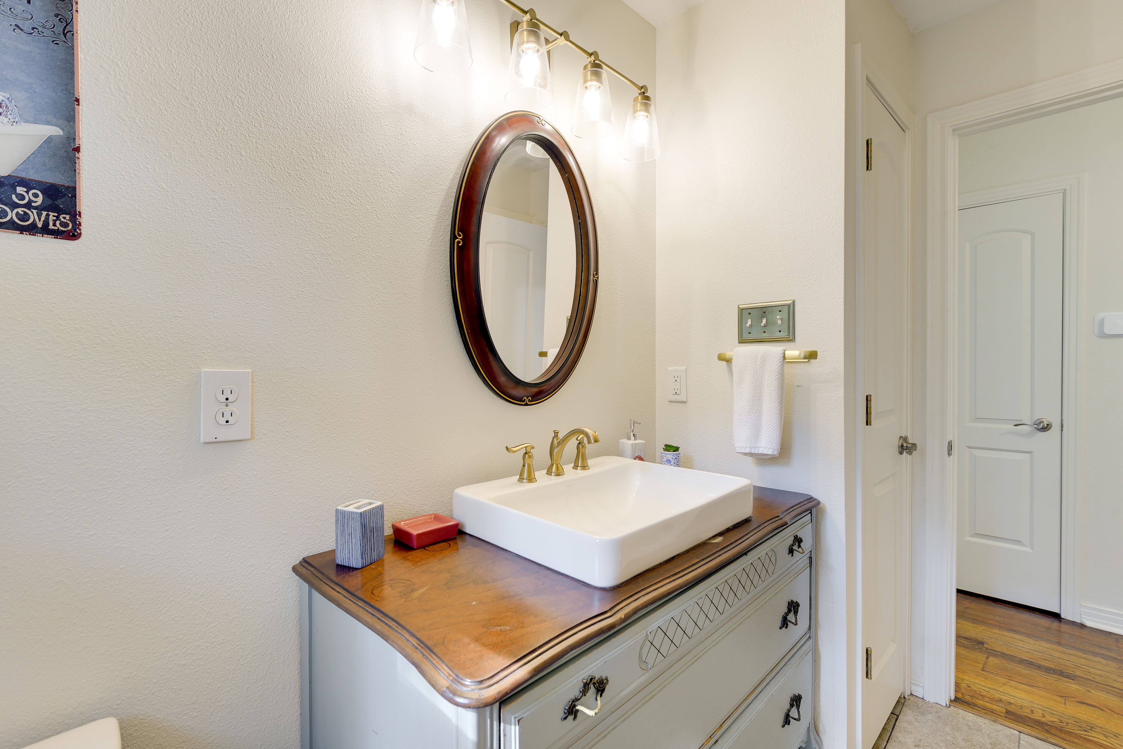 Full Bathroom | Towels Provided | Complimentary Toiletries