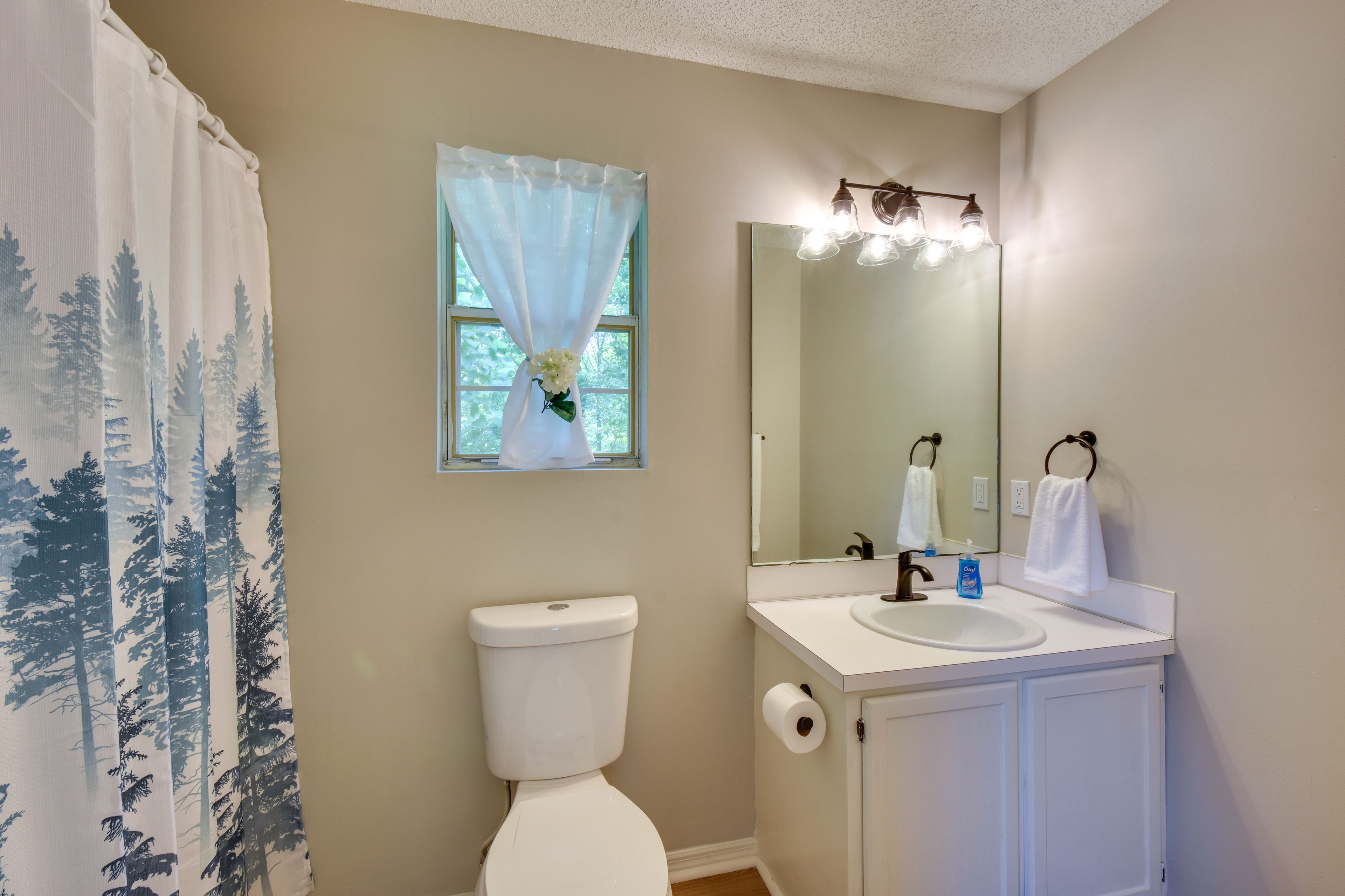 Full Bathroom | Towels Provided | Complimentary Toiletries