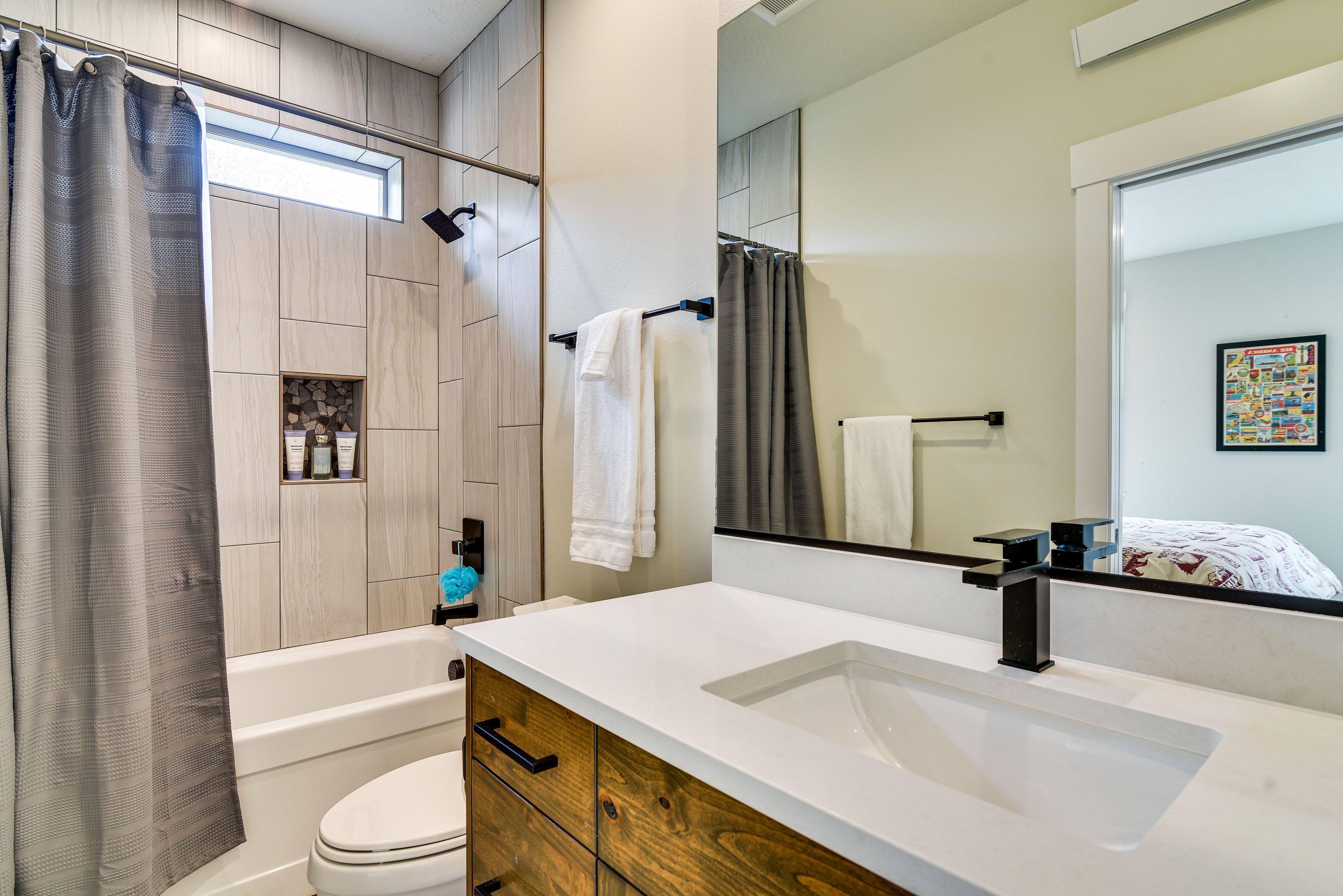 Full Bathroom | Complimentary Toiletries