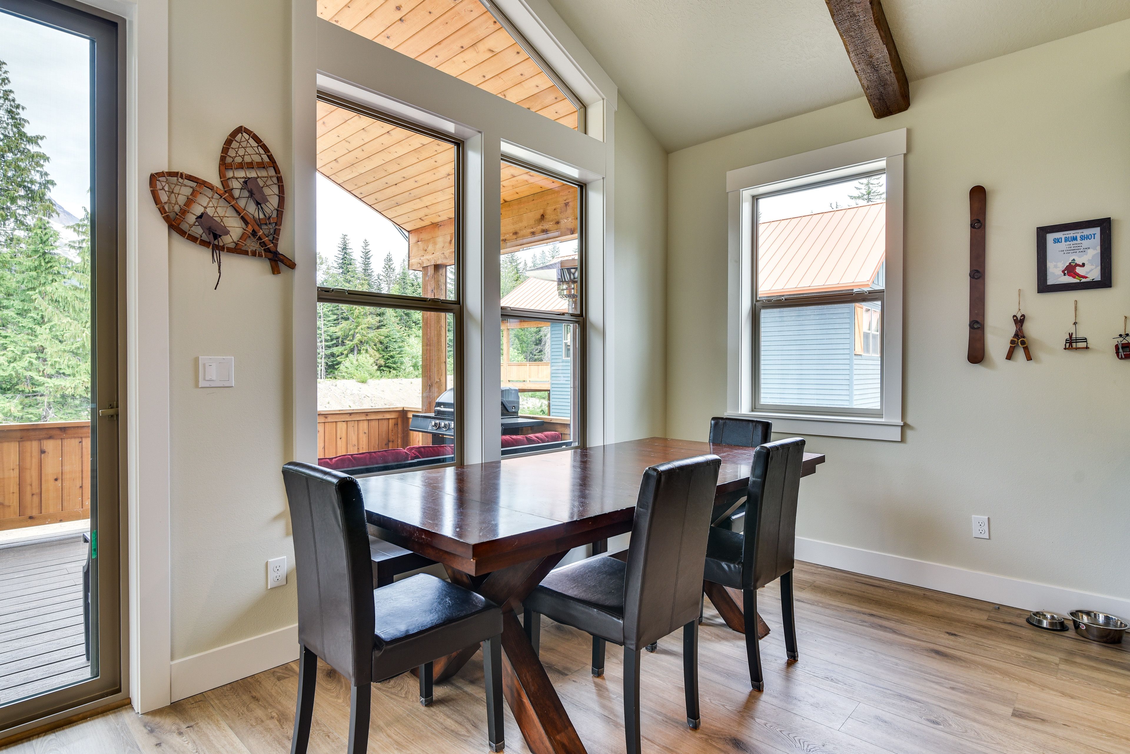 Dining Area | Dishware & Flatware Provided