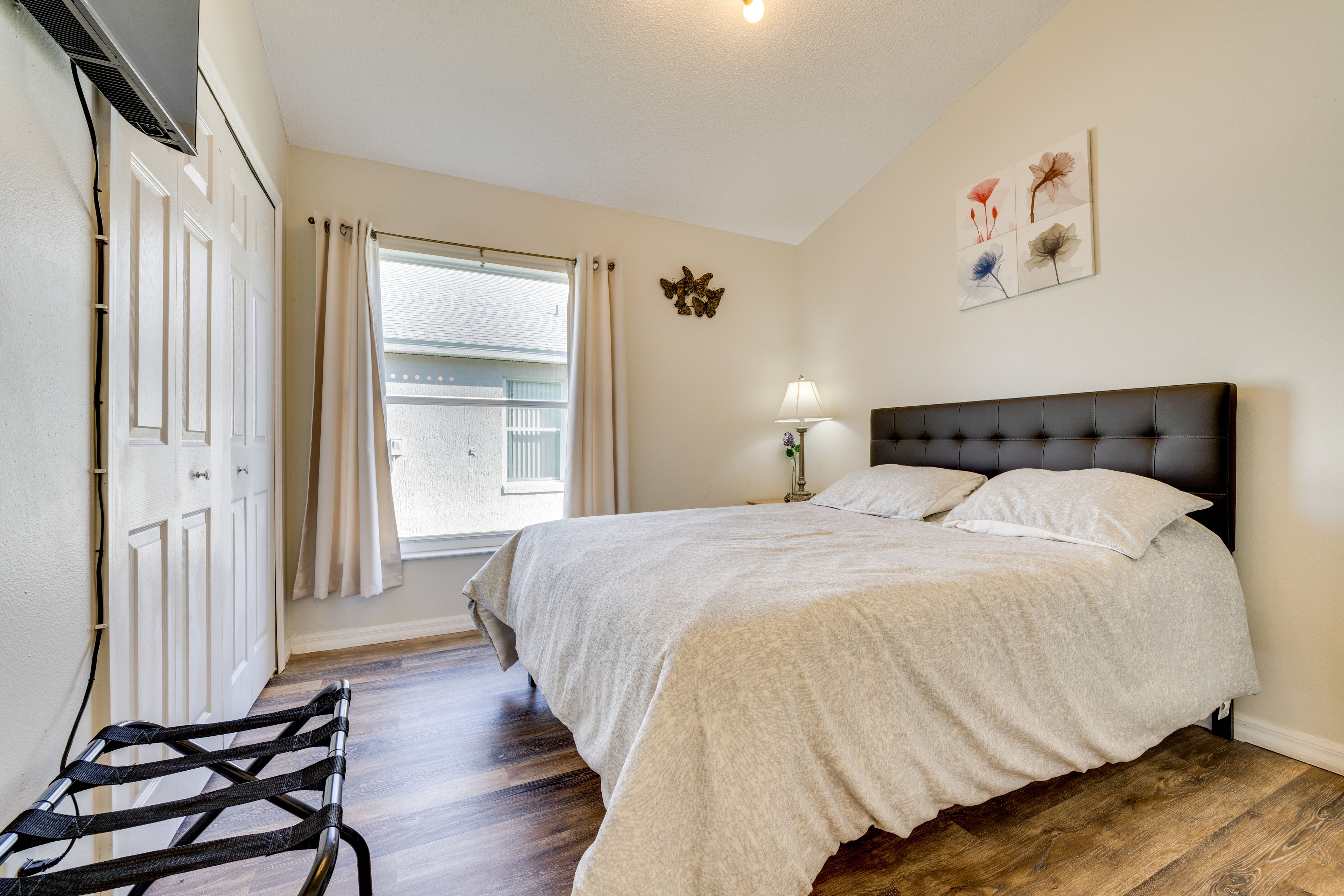 Bedroom 2 | Queen Bed | Hangers
