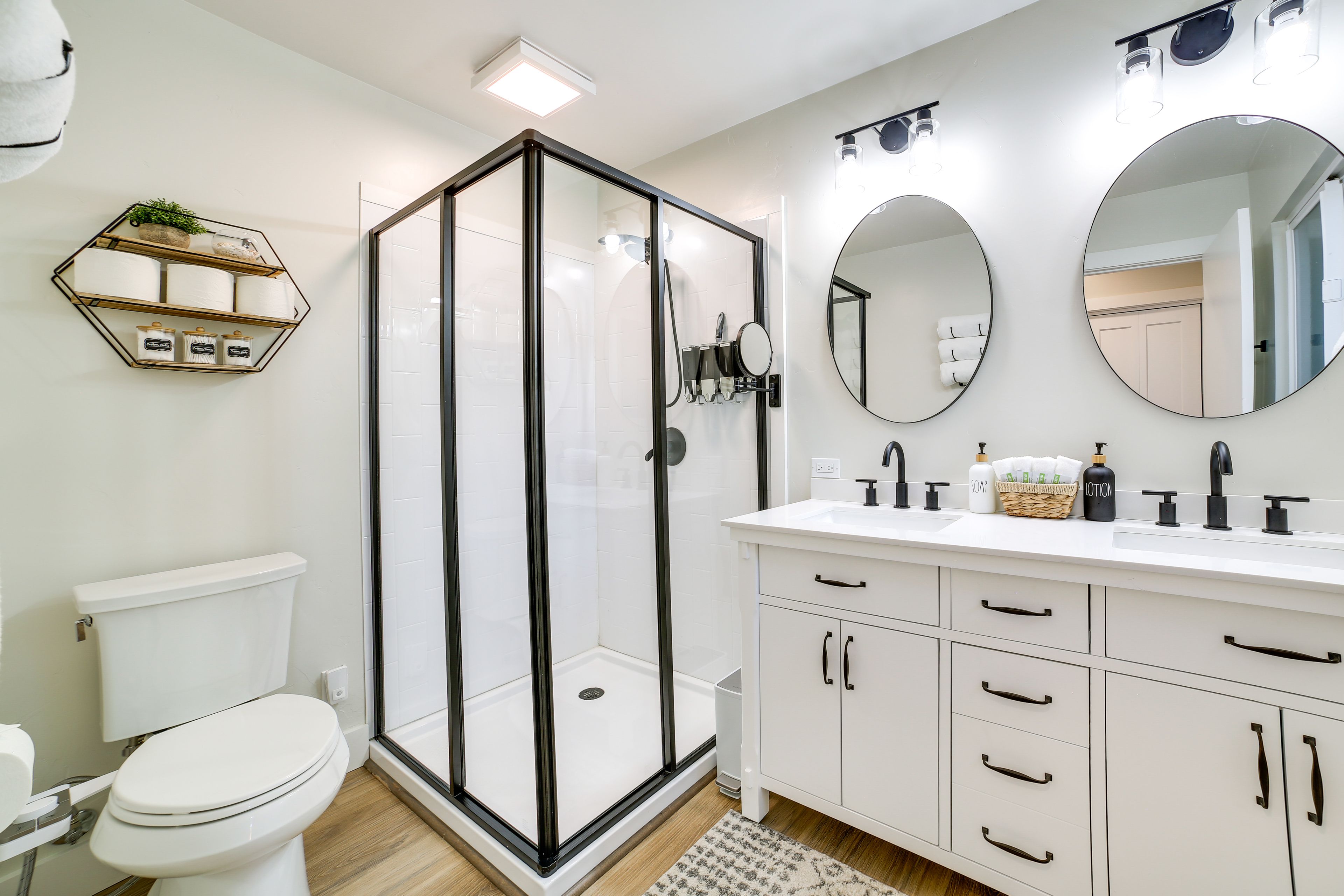 Full Bathroom | Towels Provided | Complimentary Toiletries