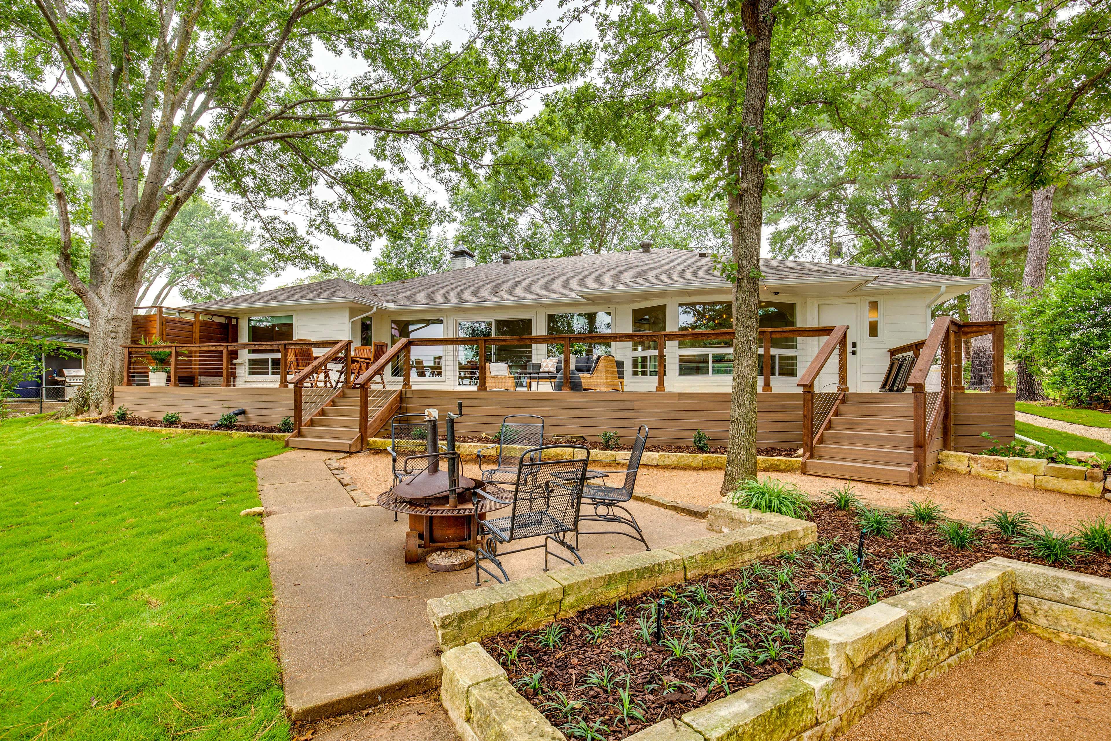 Enchanted Oaks Vacation Rental | 4BR | 3.5BA | 2,900 Sq Ft | 1 Step to Enter