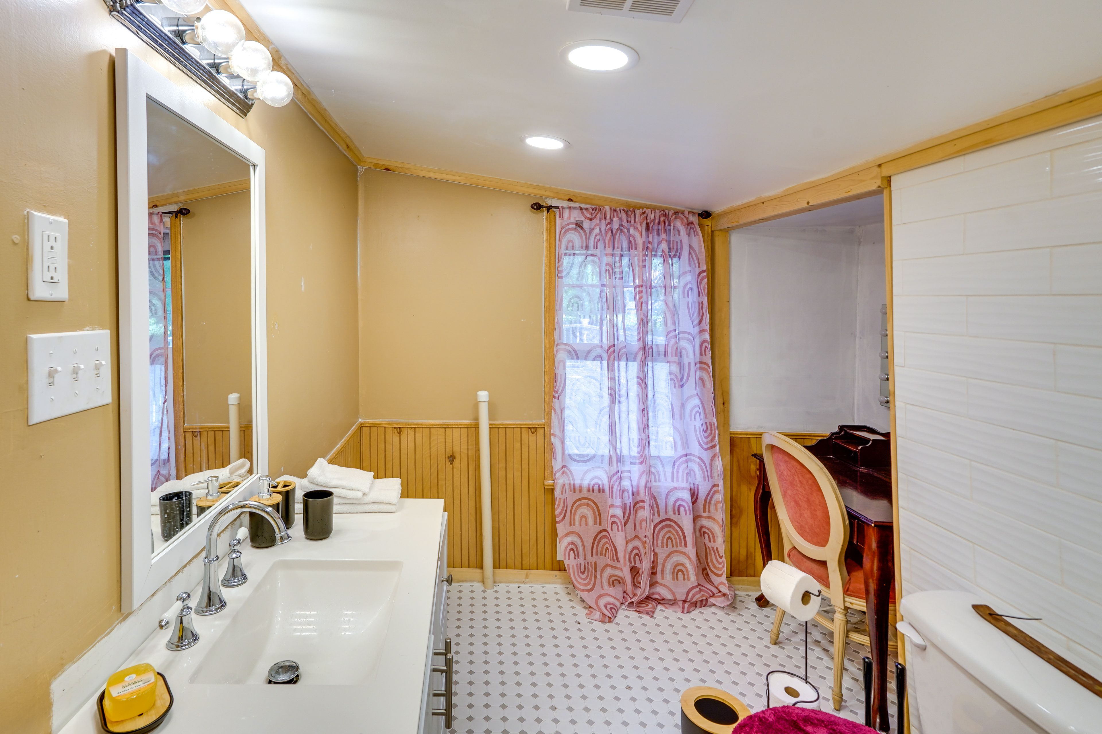 Full Bathroom | Shower/Tub Combo | Towels Provided