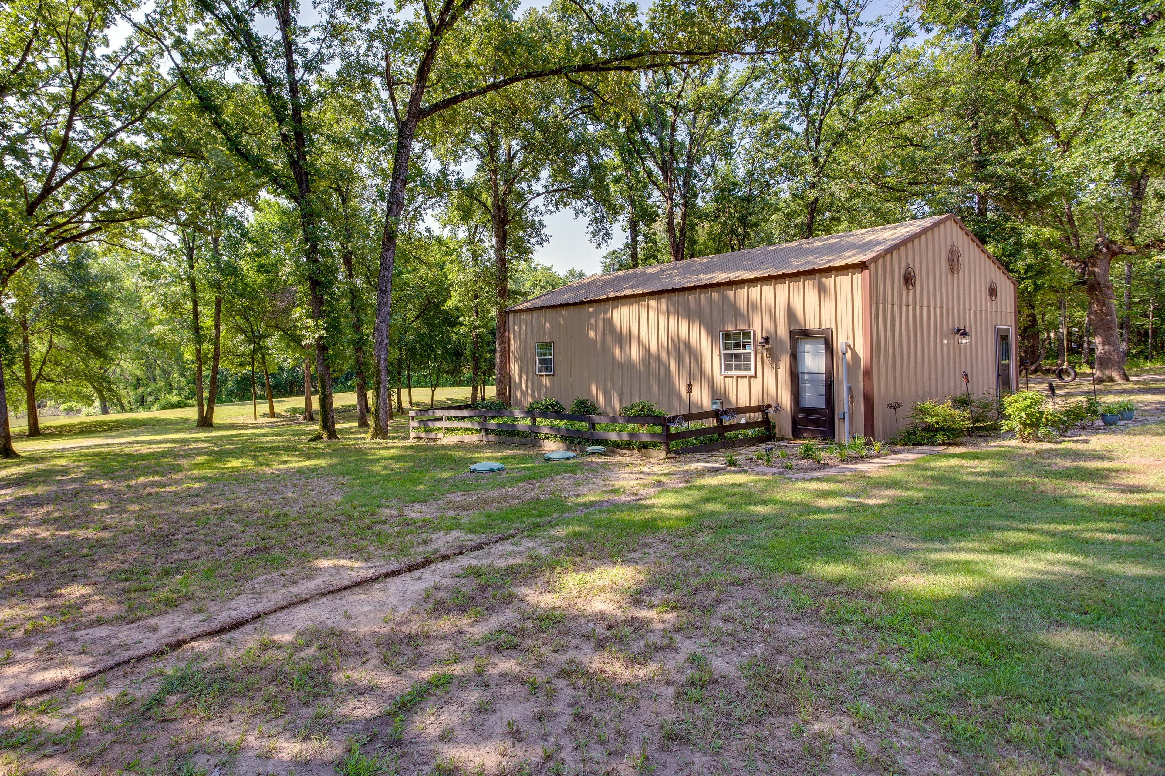 Wills Point Vacation Rental | 2BR | 1BA | 800 Sq Ft | Step-Free Access
