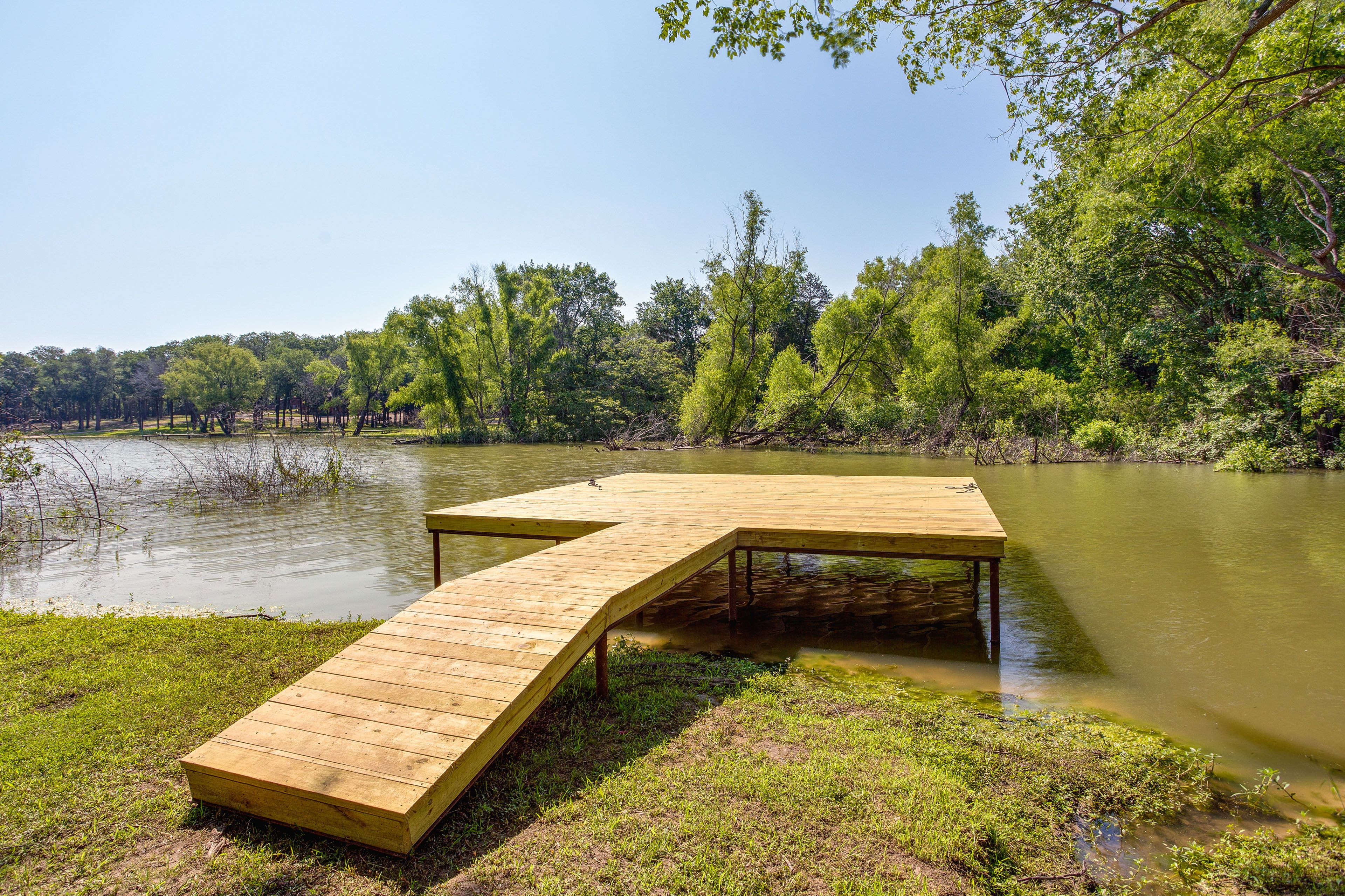 On-Site Lake Access | Private Fishing Dock w/ Boat Parking