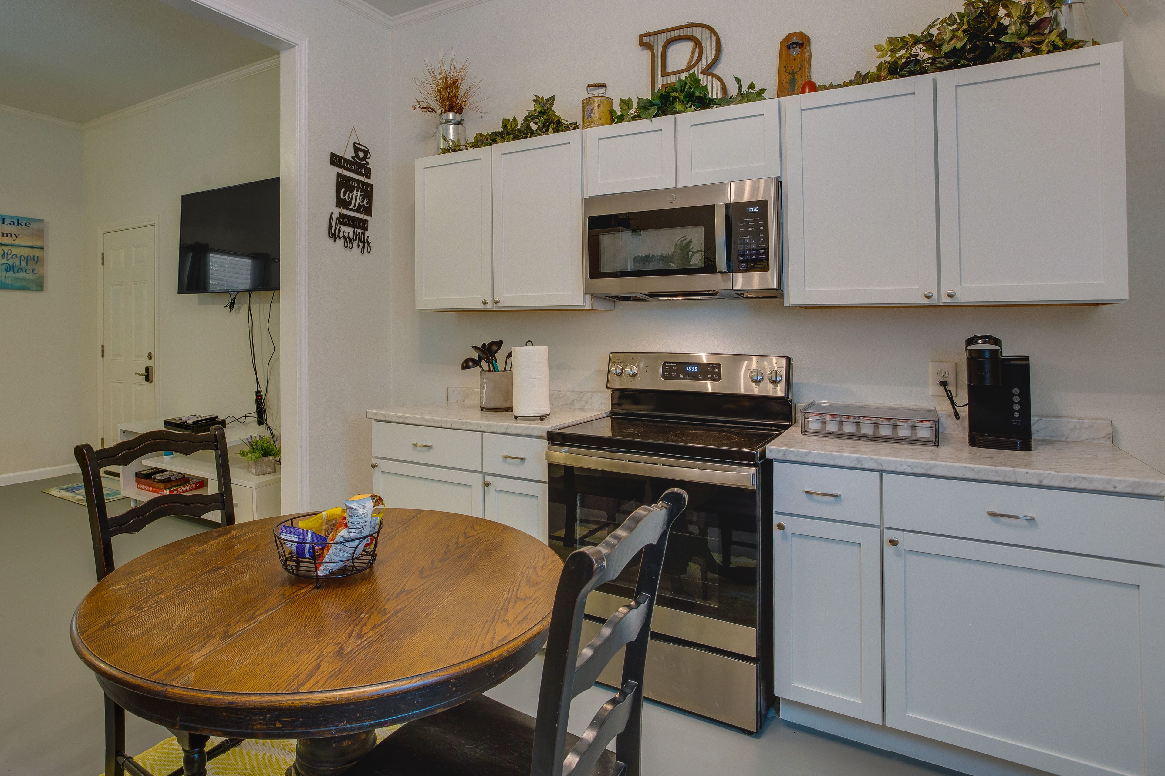 Kitchen & Dining Area