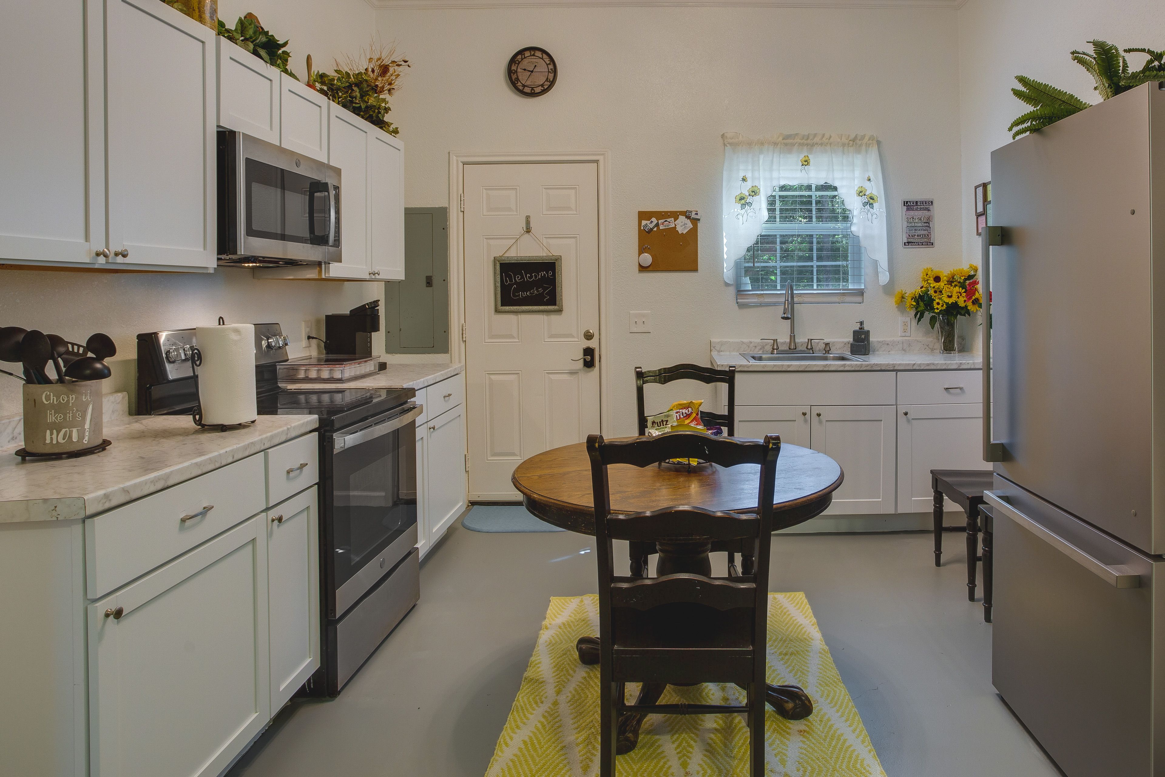 Kitchen & Dining Area | Keurig & Complimentary Coffee Pods | Blender