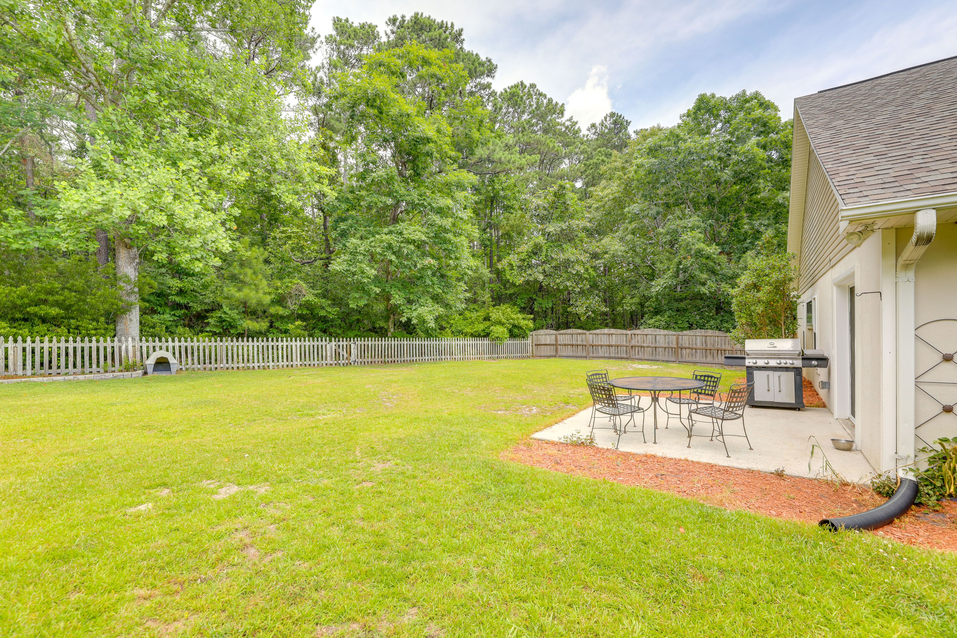 Yard | Outdoor Dining Area | Grill Not Available