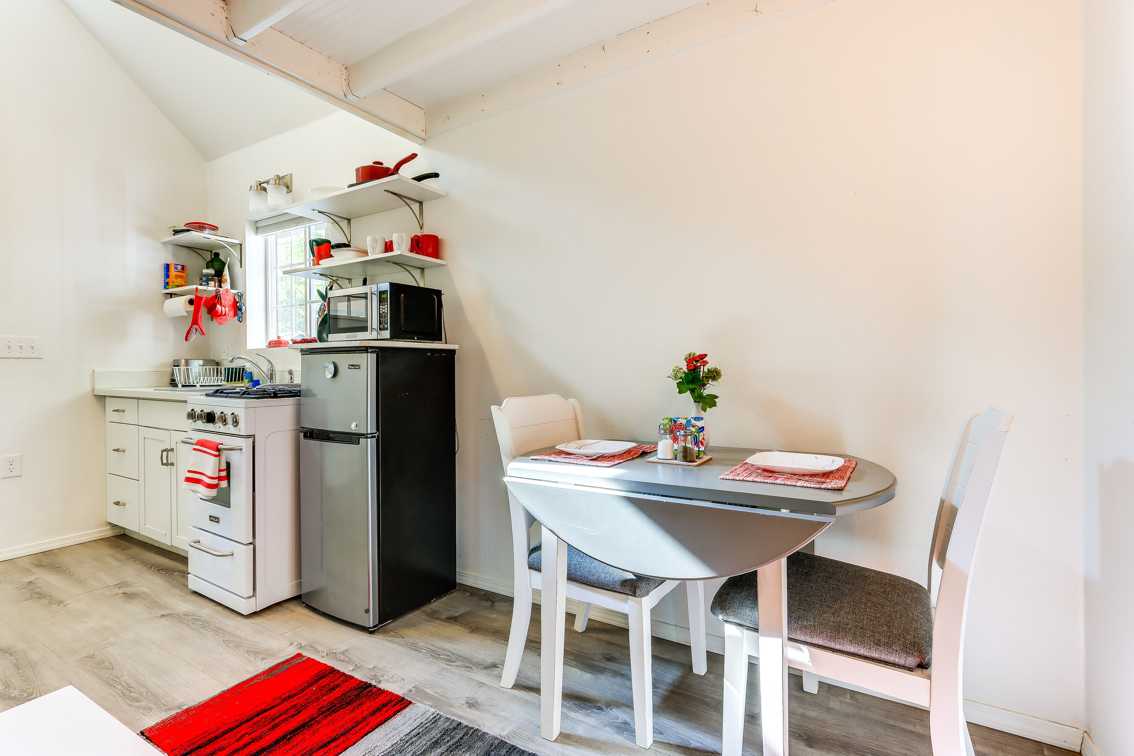 Dining Area | Dishware & Flatware Provided