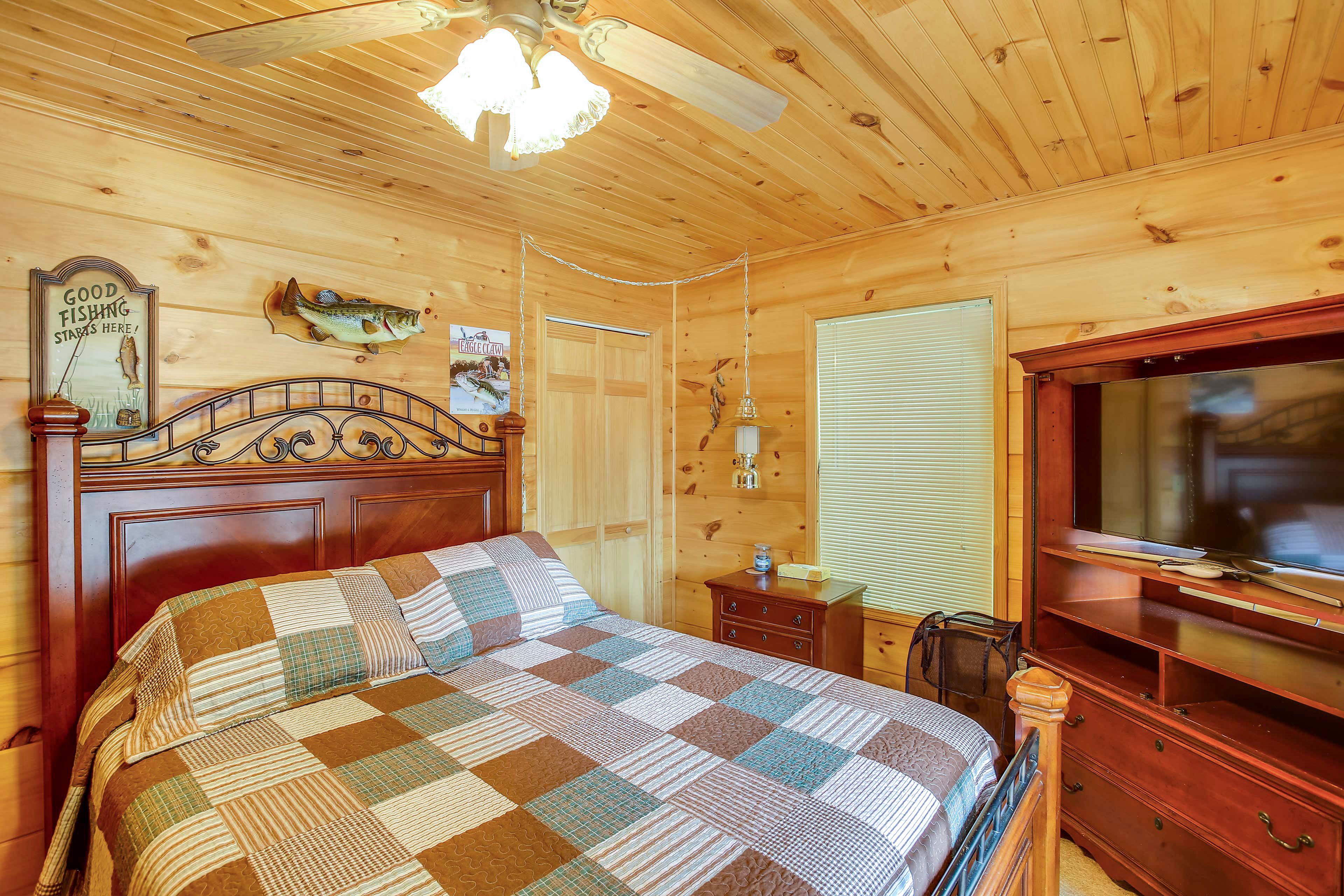 Bedroom 1 | Queen Bed | Smart TV