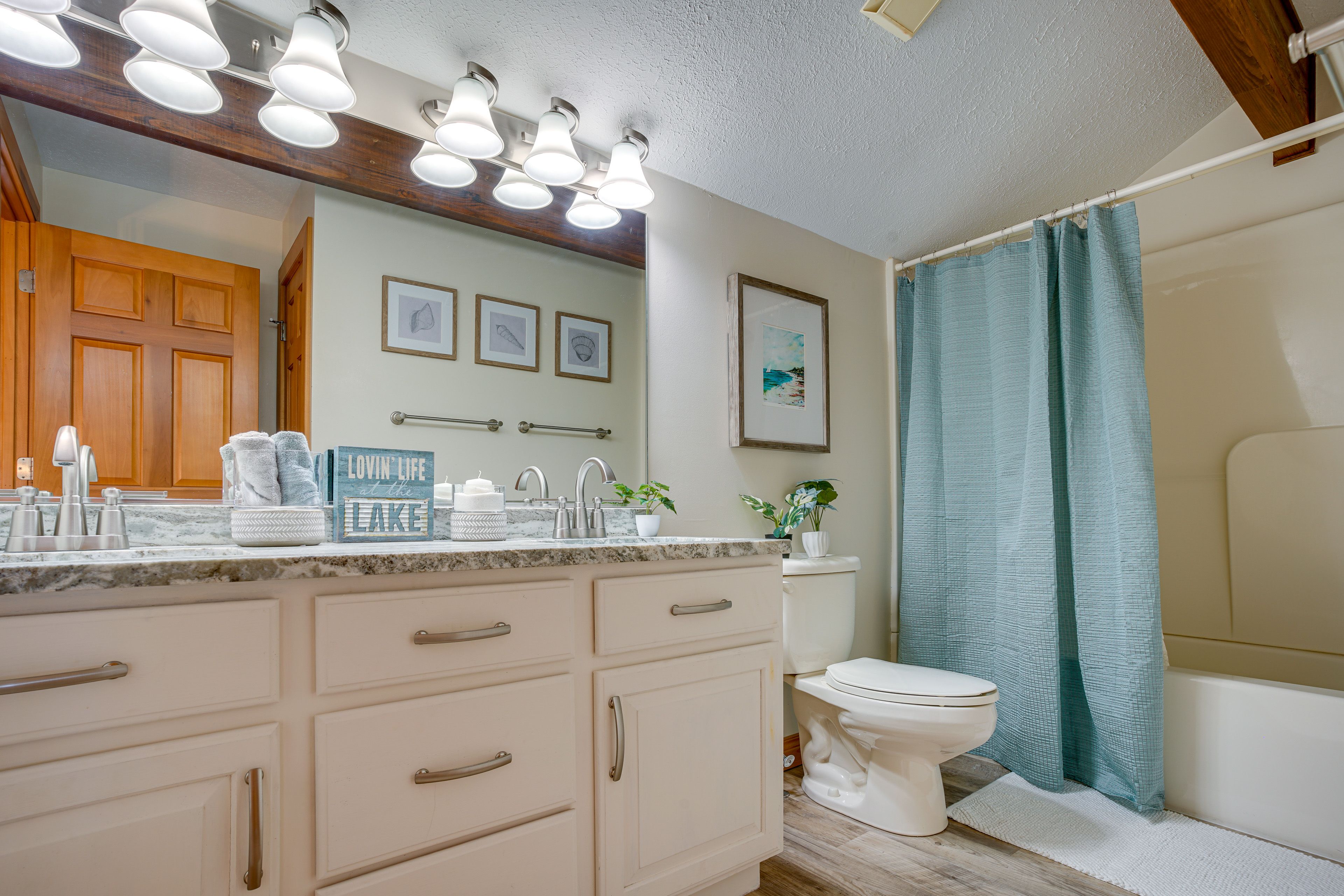 Full Bathroom | Complimentary Toiletries