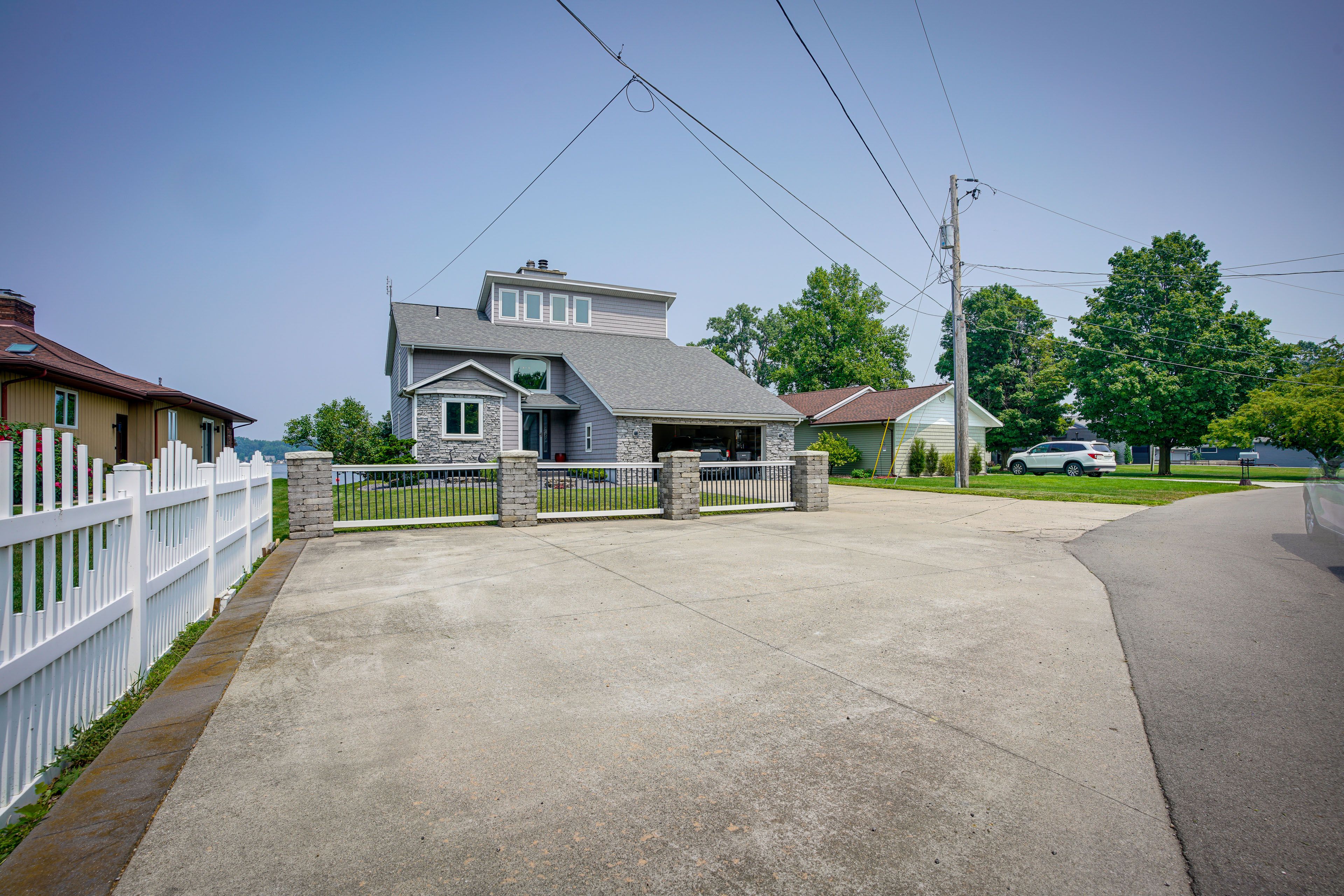 Parking | Garage (2 Vehicles) | Driveway (6 Vehicles) | RV/Trailer Parking