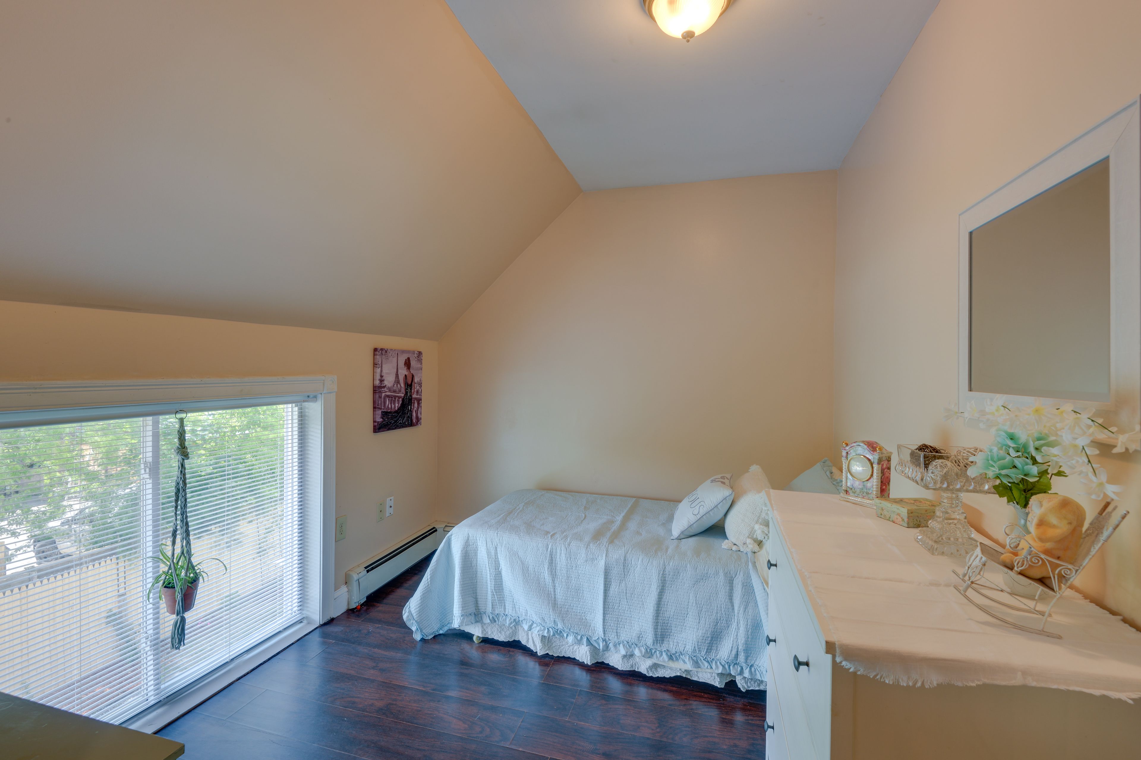 Bedroom 4 | Twin Bed | Laptop Friendly