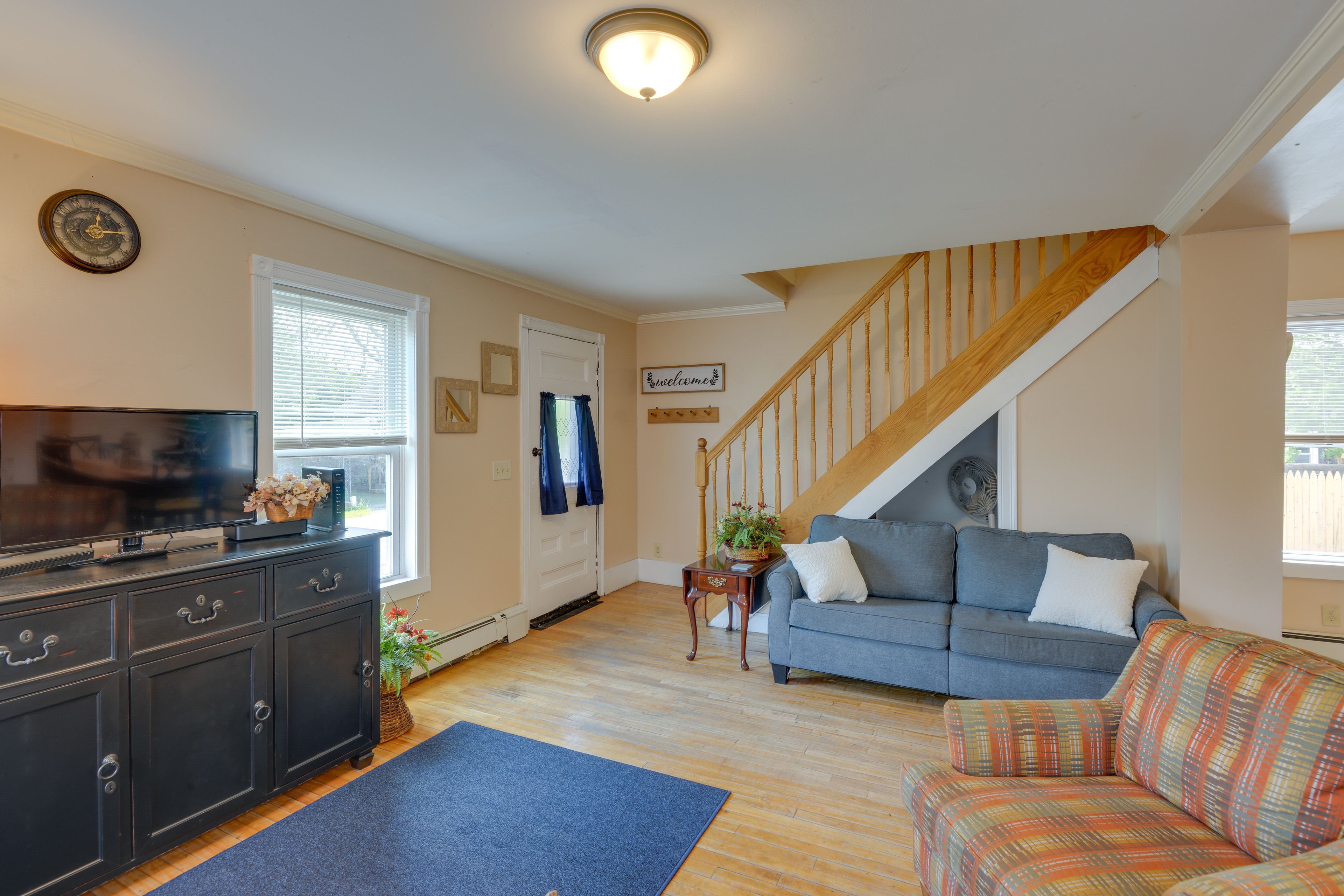 Living Room | Smart TV w/ Cable | Nintendo | Electric Heat