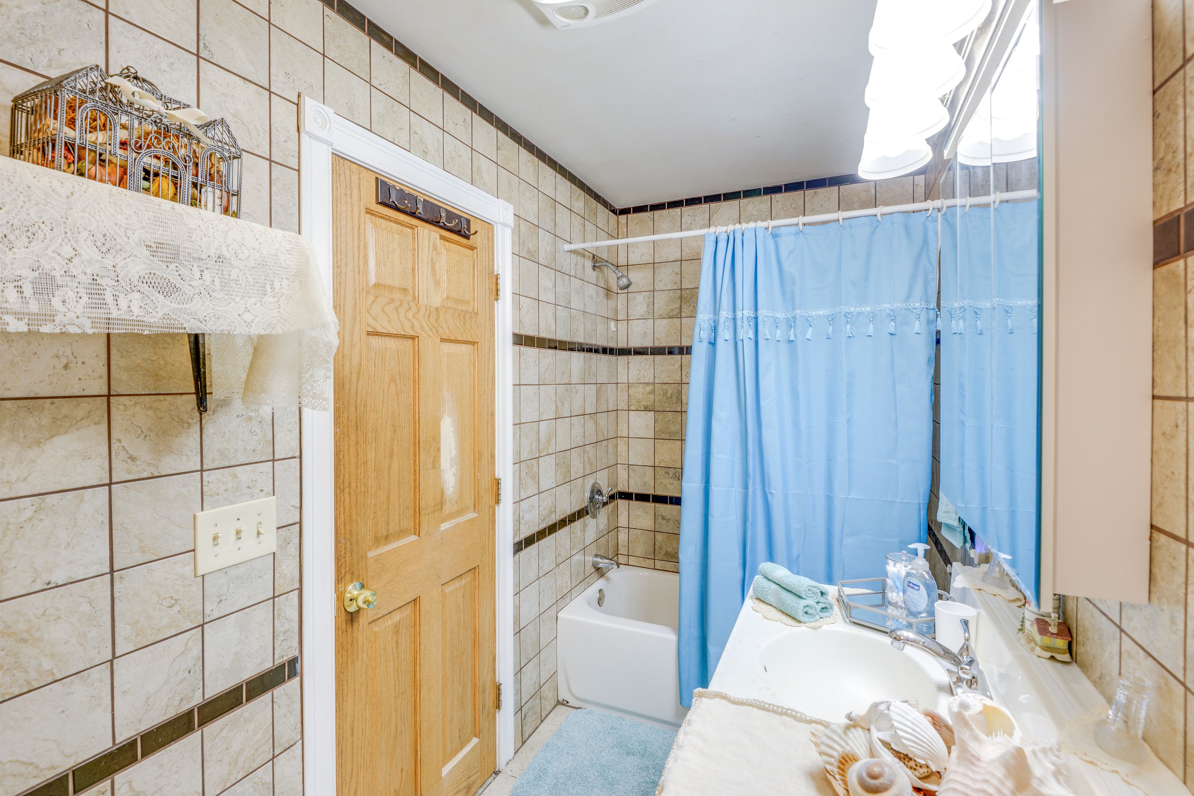 Full Bathroom | 1st Floor | Complimentary Toiletries | Hair Dryer | Towels