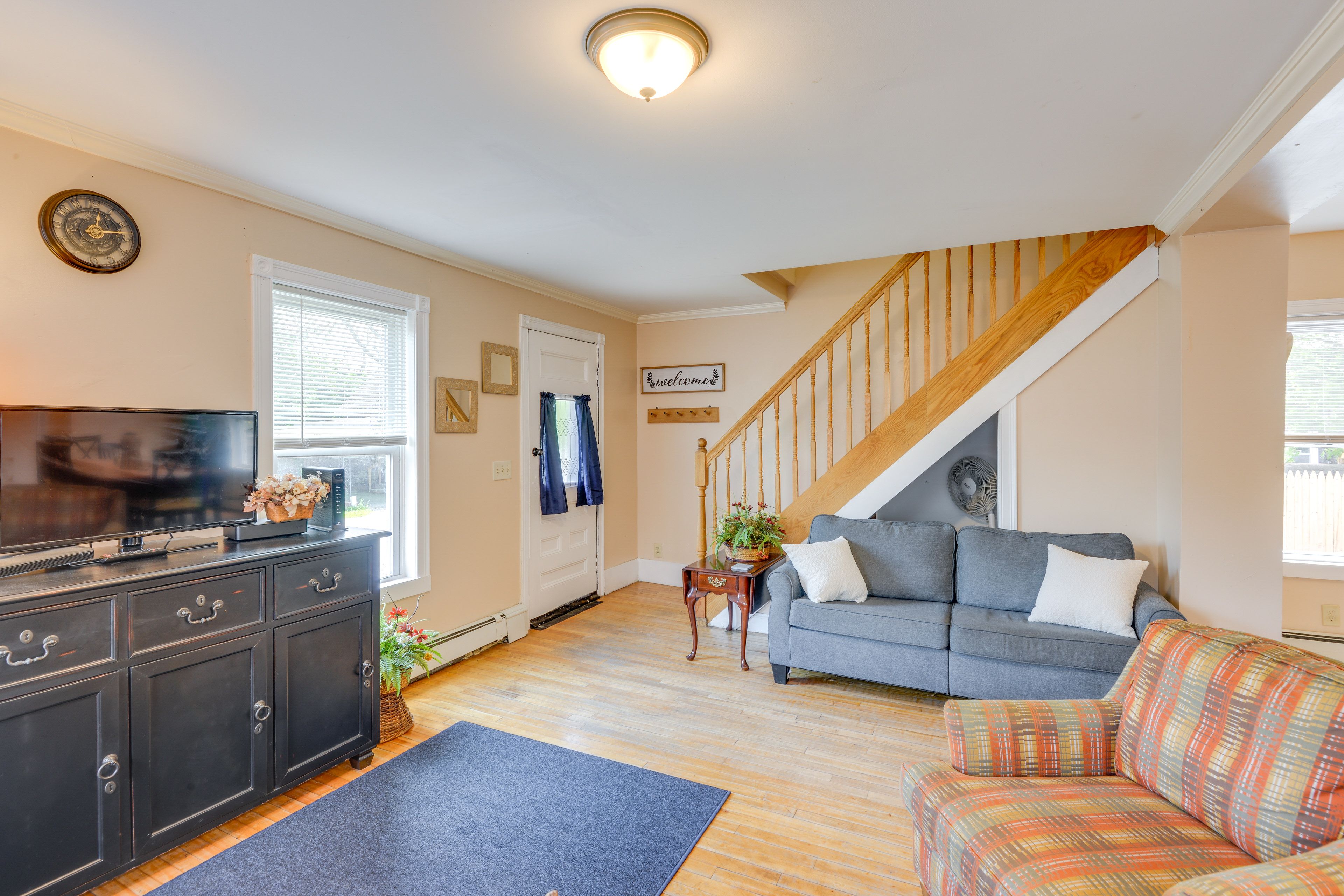 Living Room | Smart TV w/ Cable | Nintendo | Electric Heat