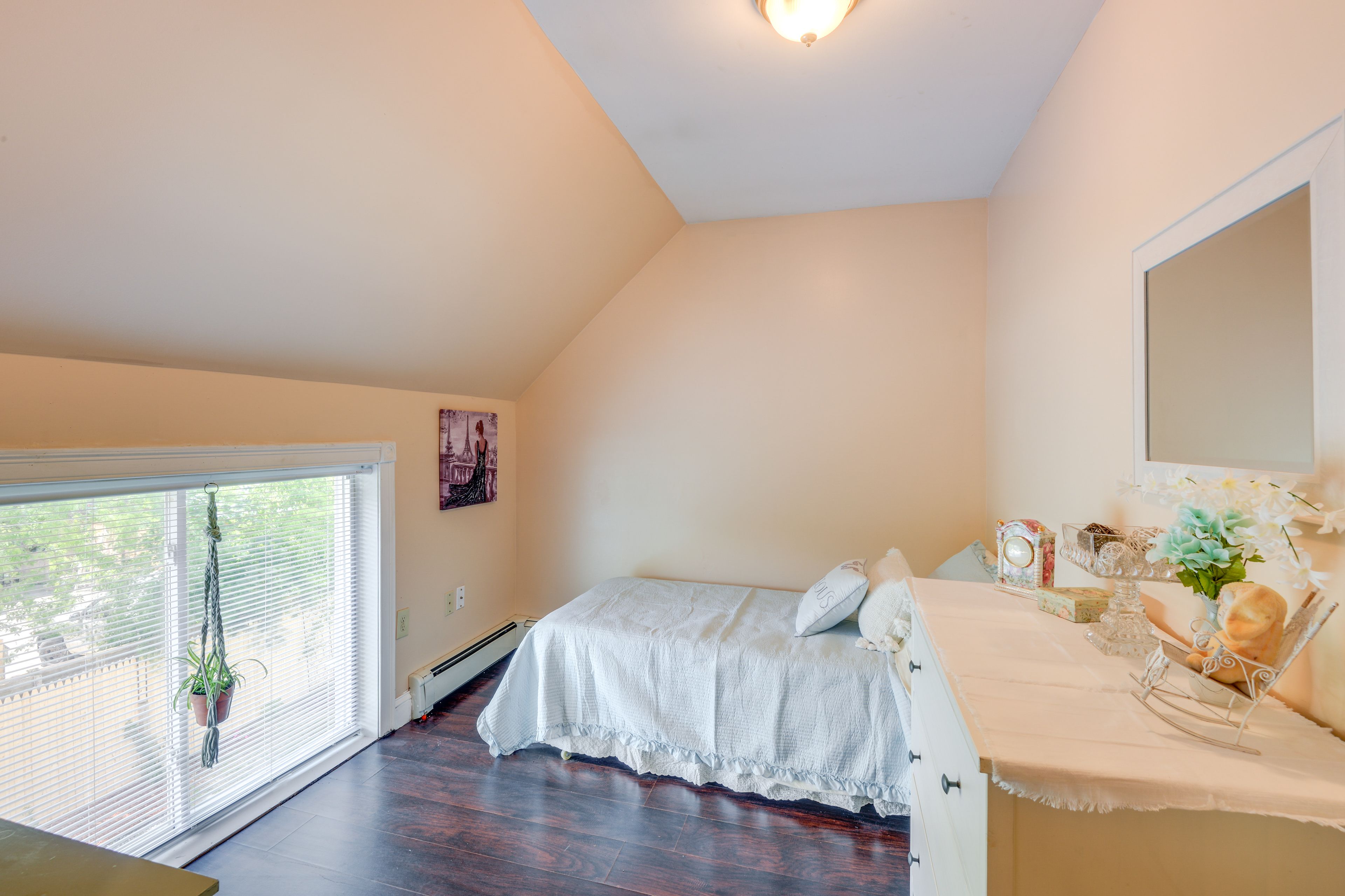 Bedroom 4 | Twin Bed | Laptop Friendly