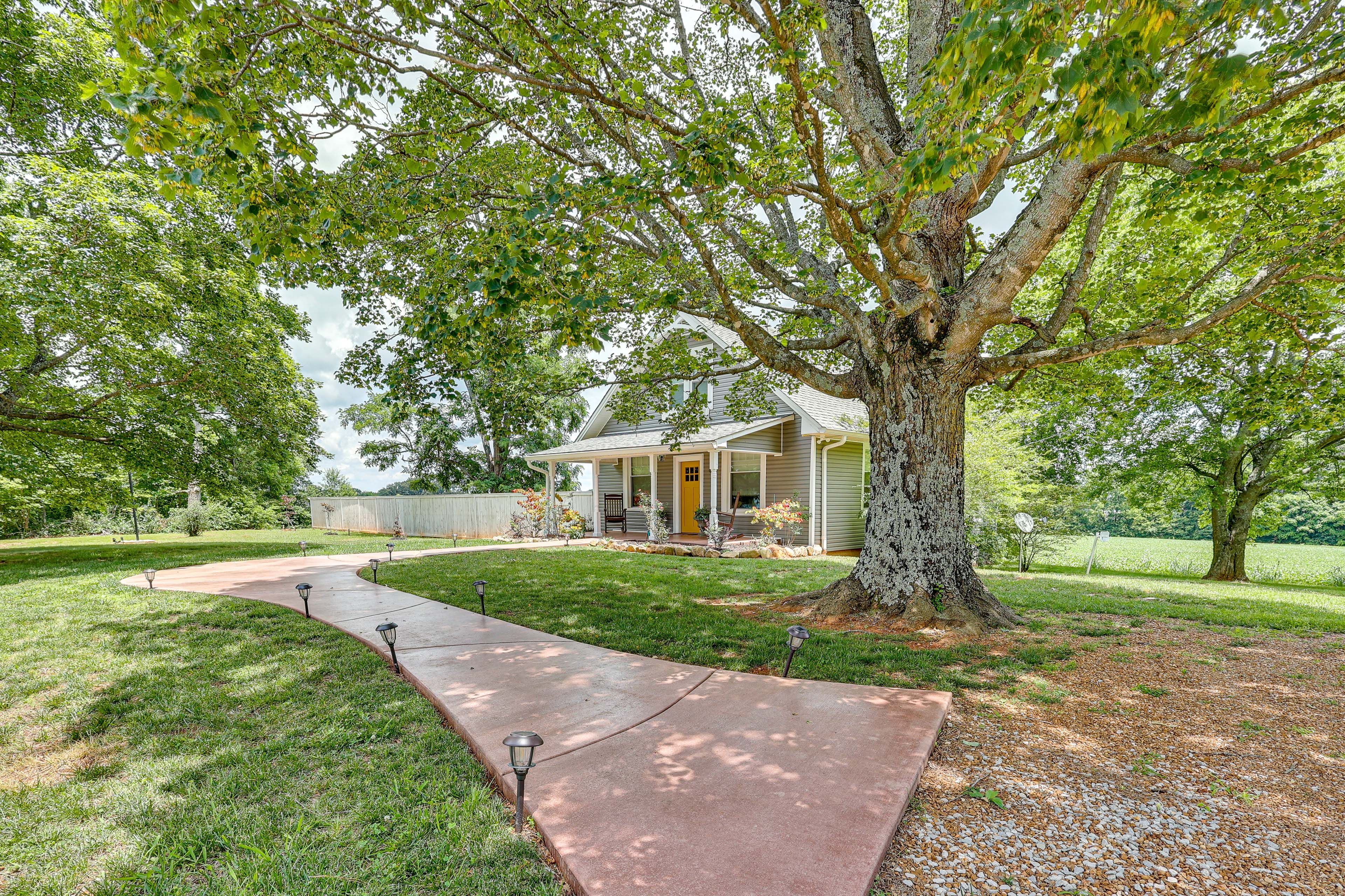 Parking | Driveway (2 Vehicles) | Street Parking | RV/Trailer