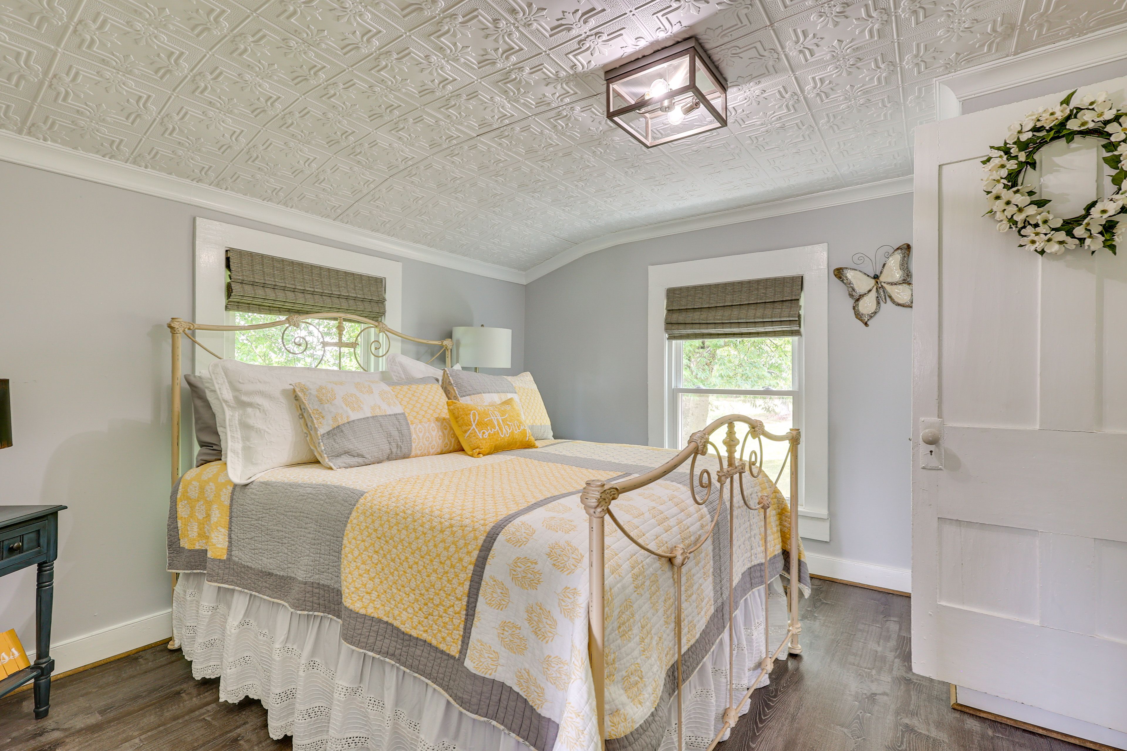 Bedroom | Queen Bed | Linens Provided