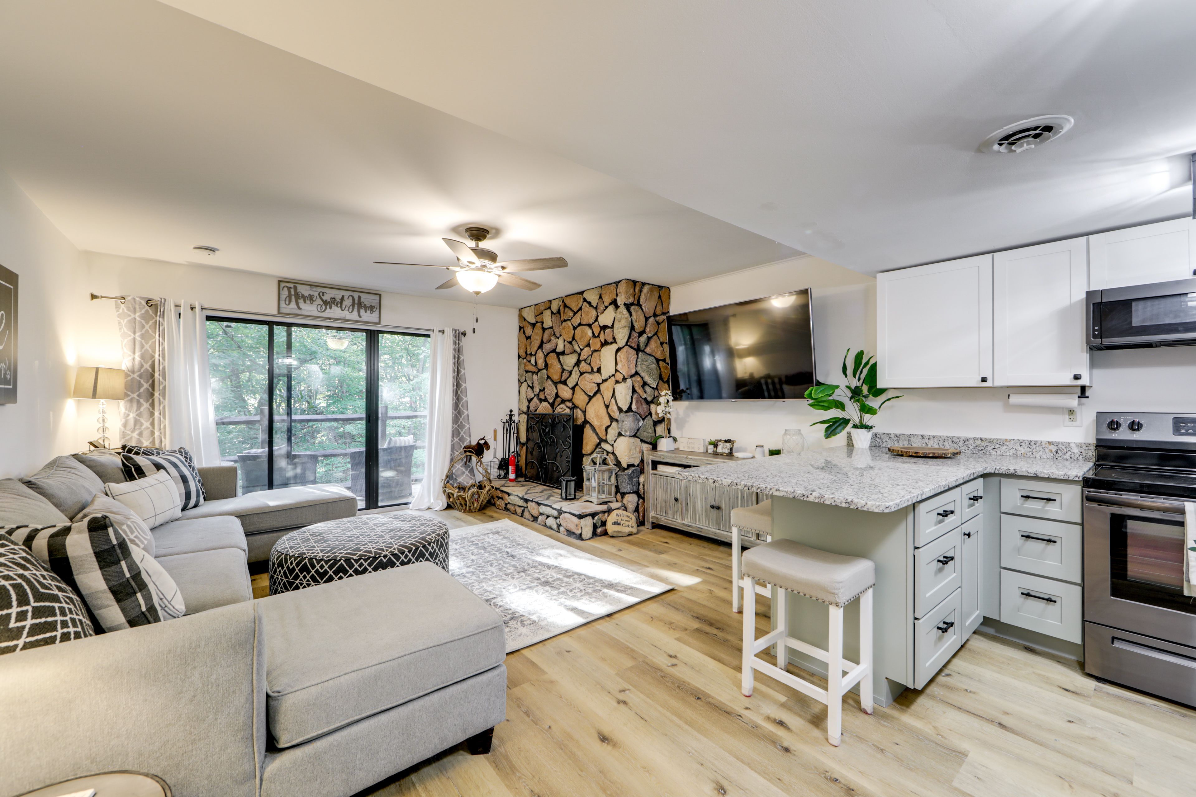 Living Room | Fireplace | Smart TV | Free WiFi | Balcony Access