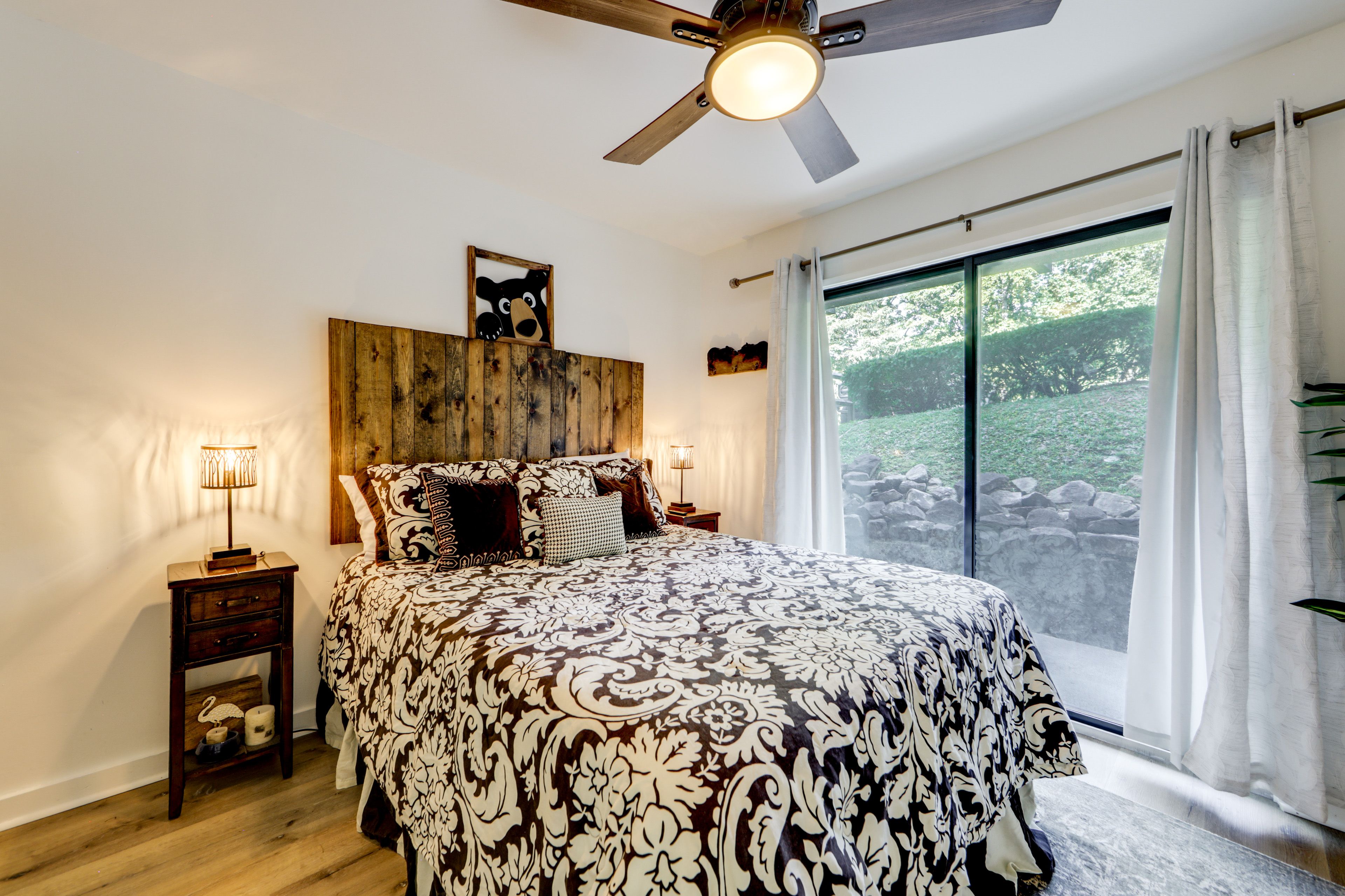 Bedroom | Queen Bed | Smart TV | Linens Provided