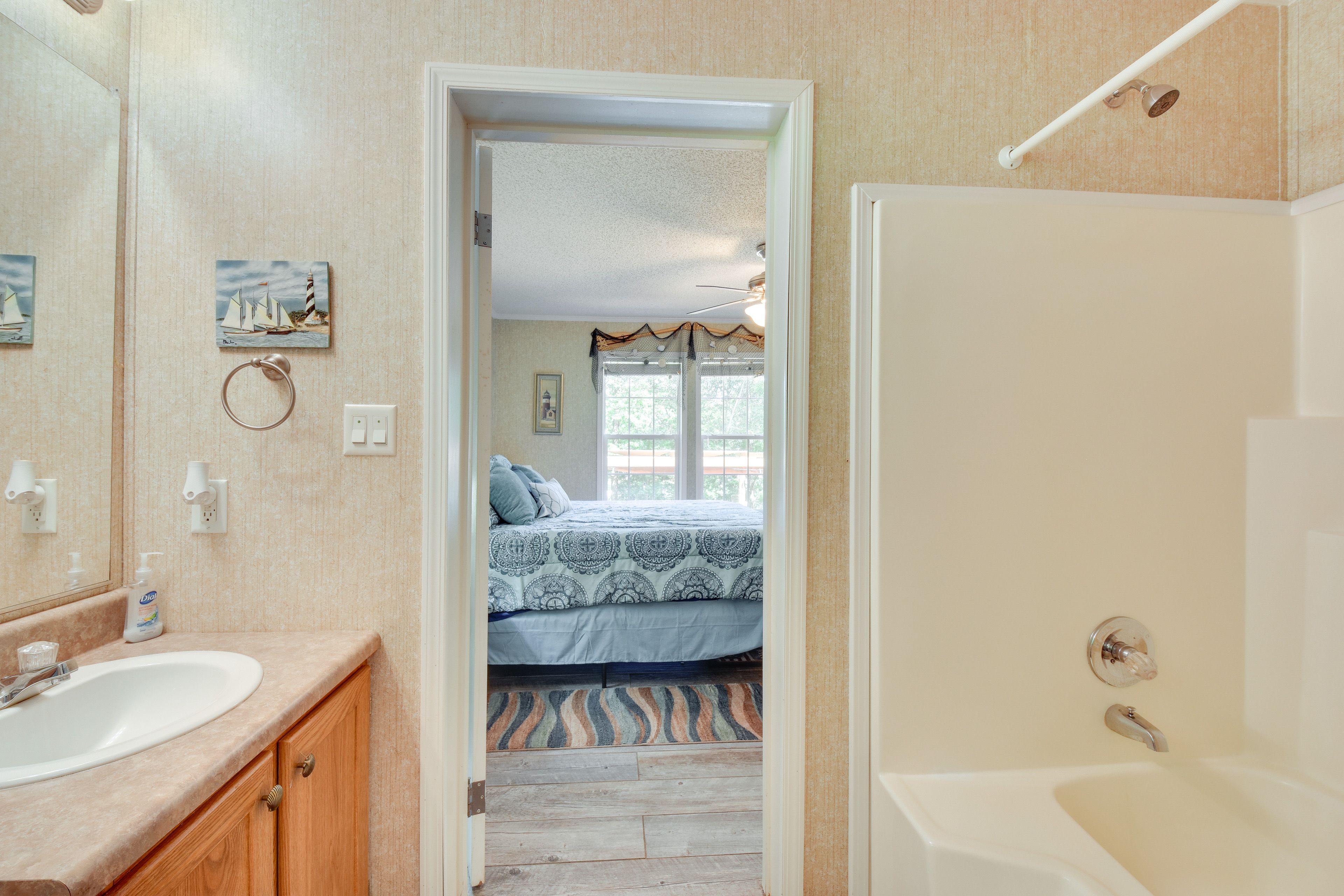 Full Bathroom | Complimentary Toiletries