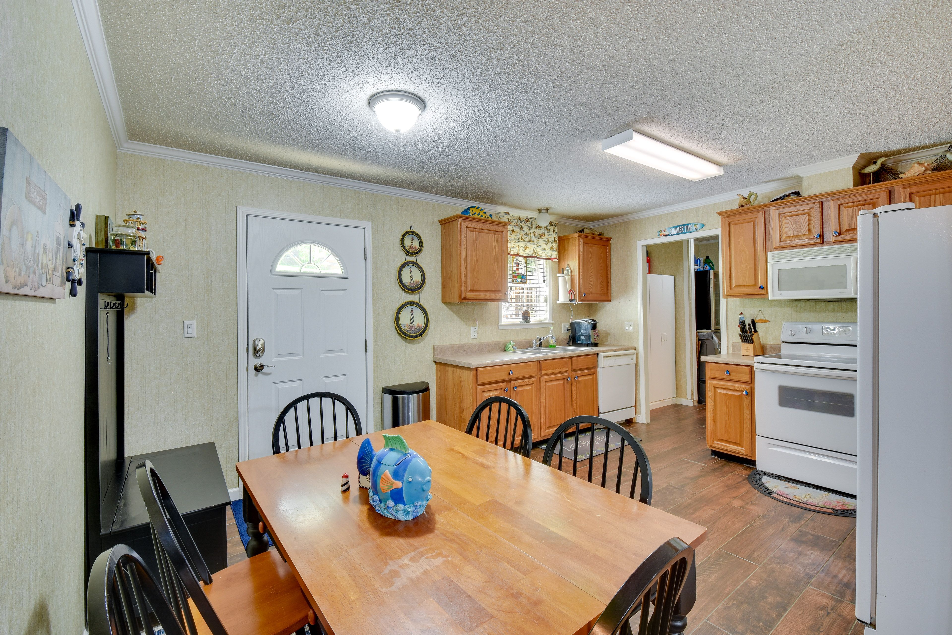 Dining Area | Dishware/Flatware