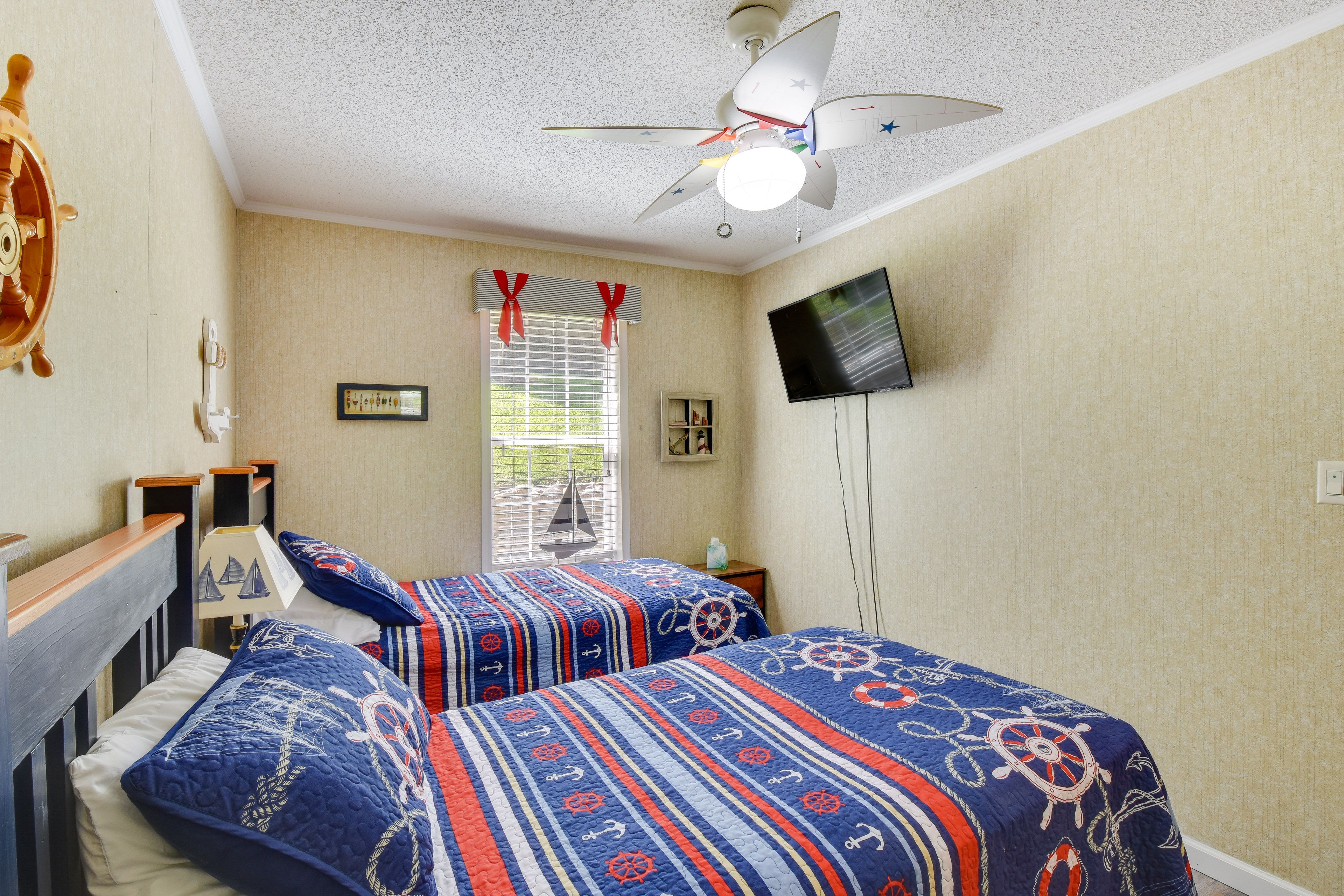 Bedroom 3 | 2 Twin Beds | Smart TV w/ Cable