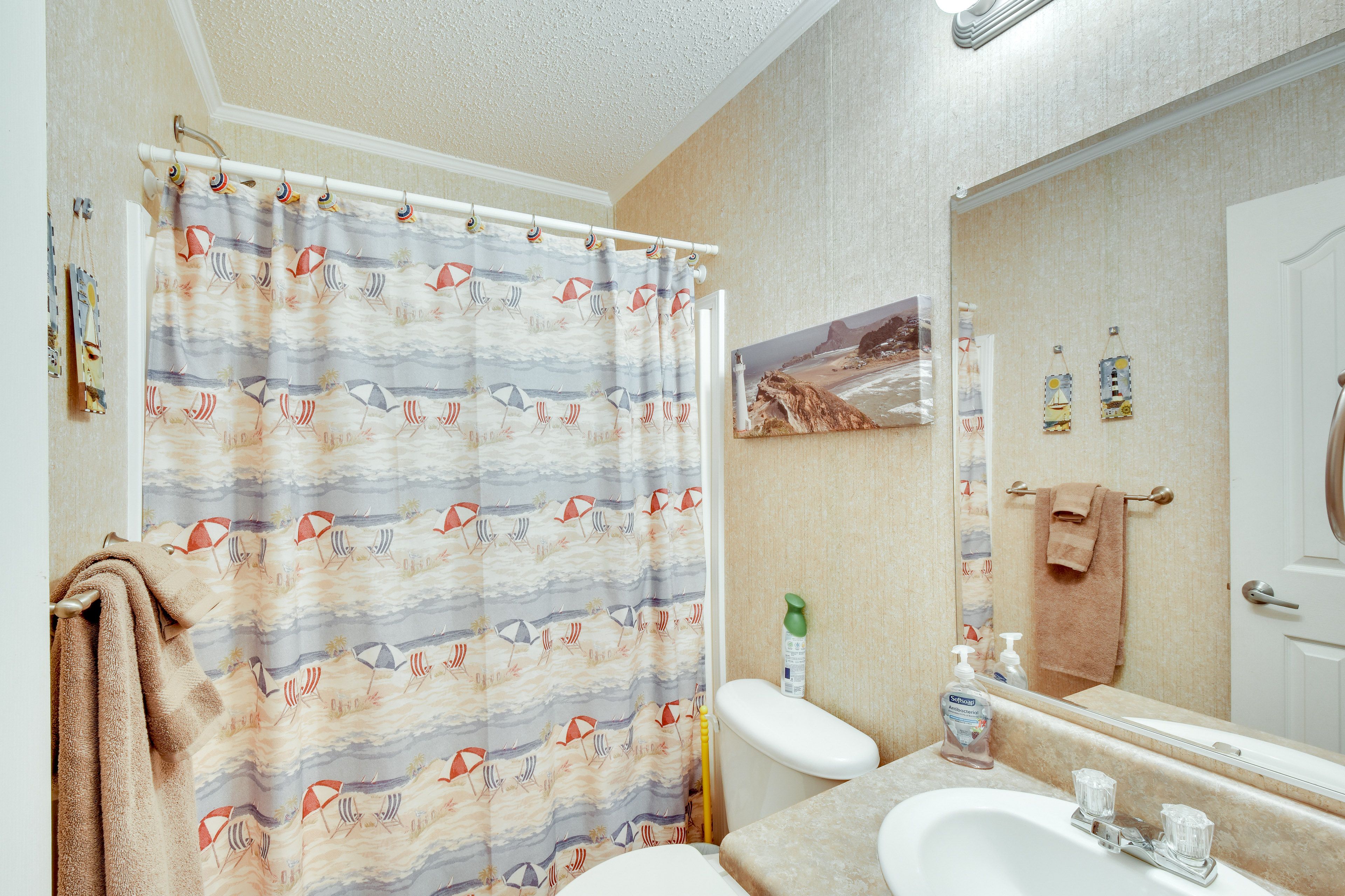Full Bathroom | Complimentary Toiletries