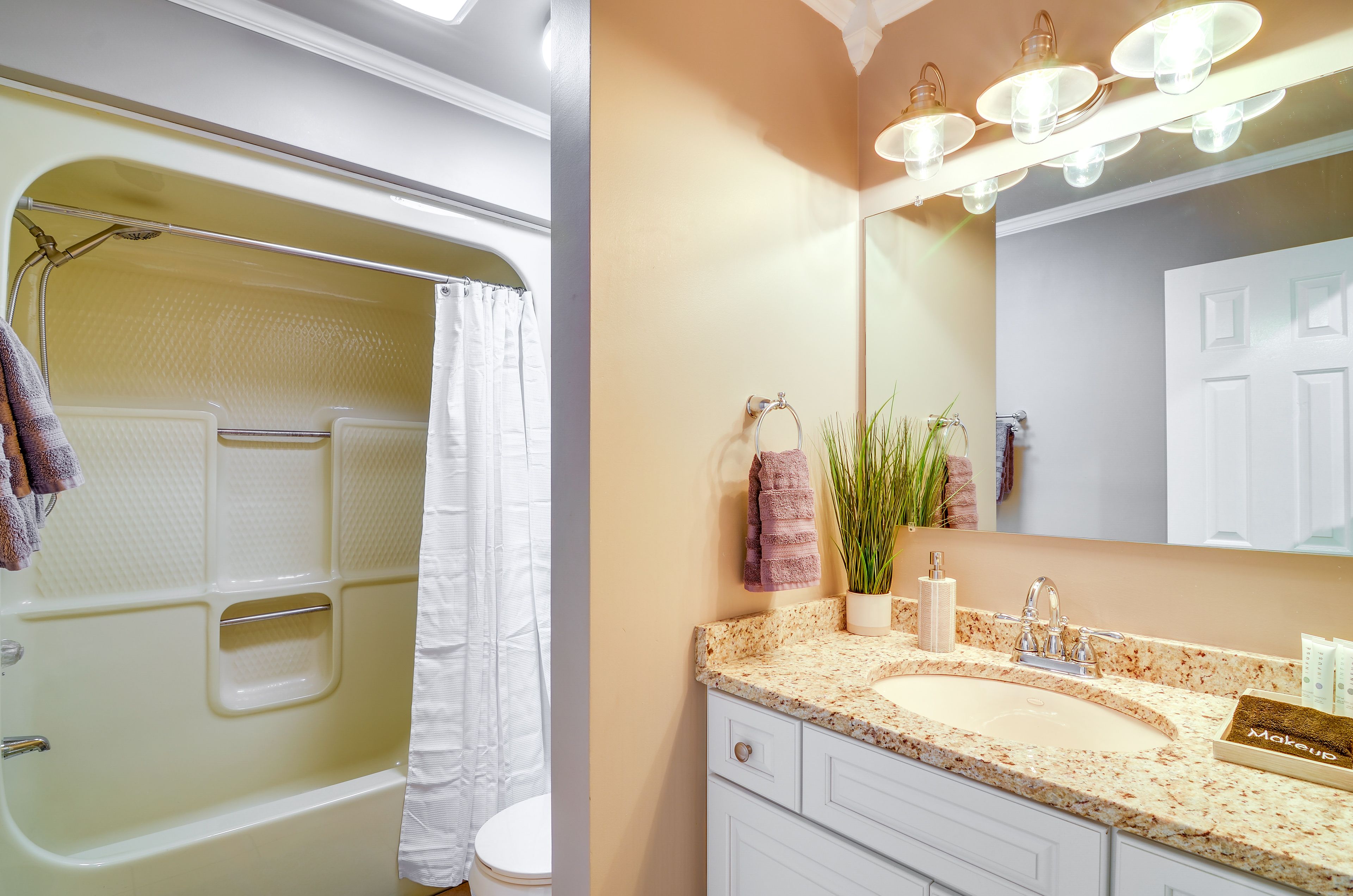 Full Bathroom | Towels Provided | 1st Level