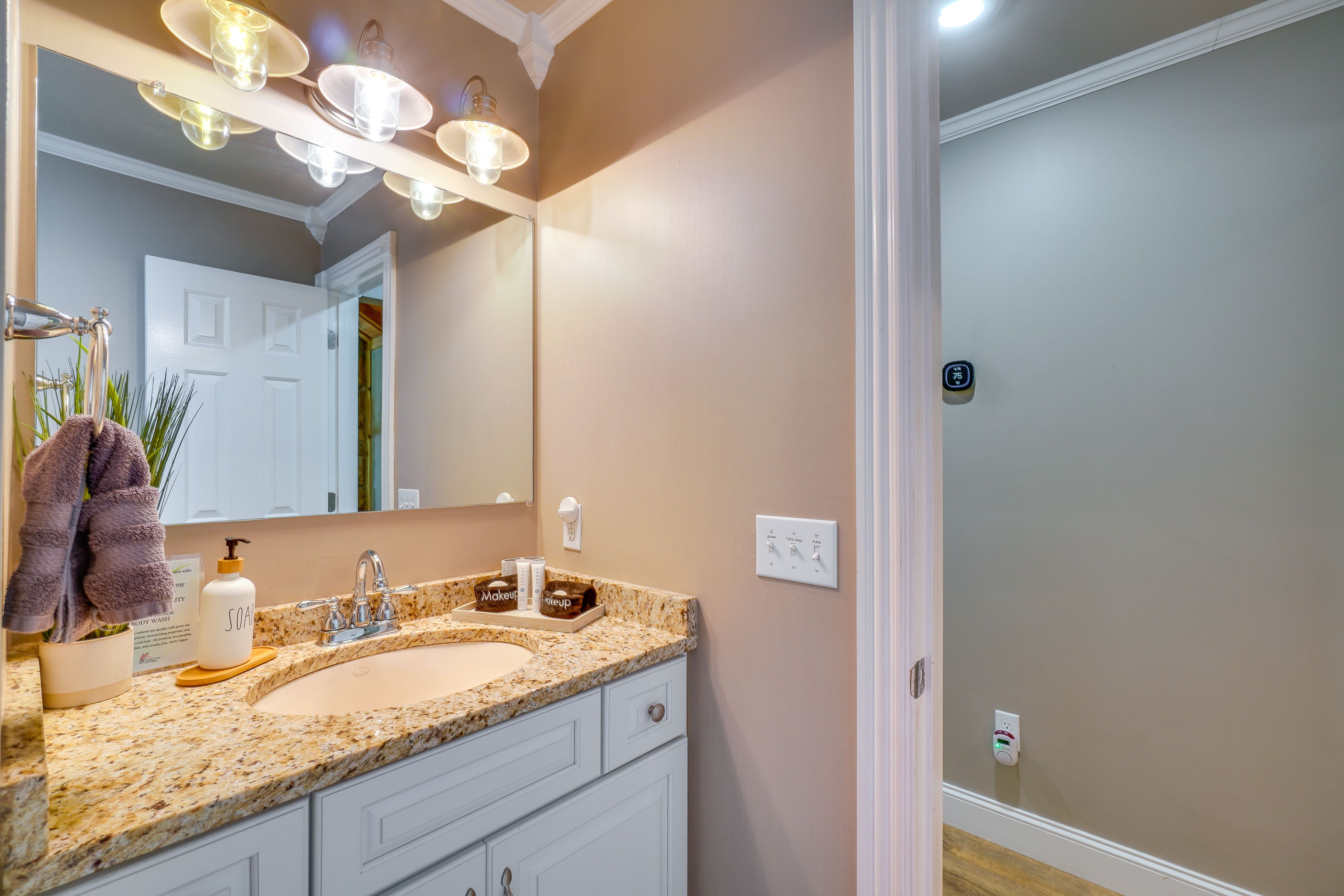 Full Bathroom | Towels Provided | 1st Level