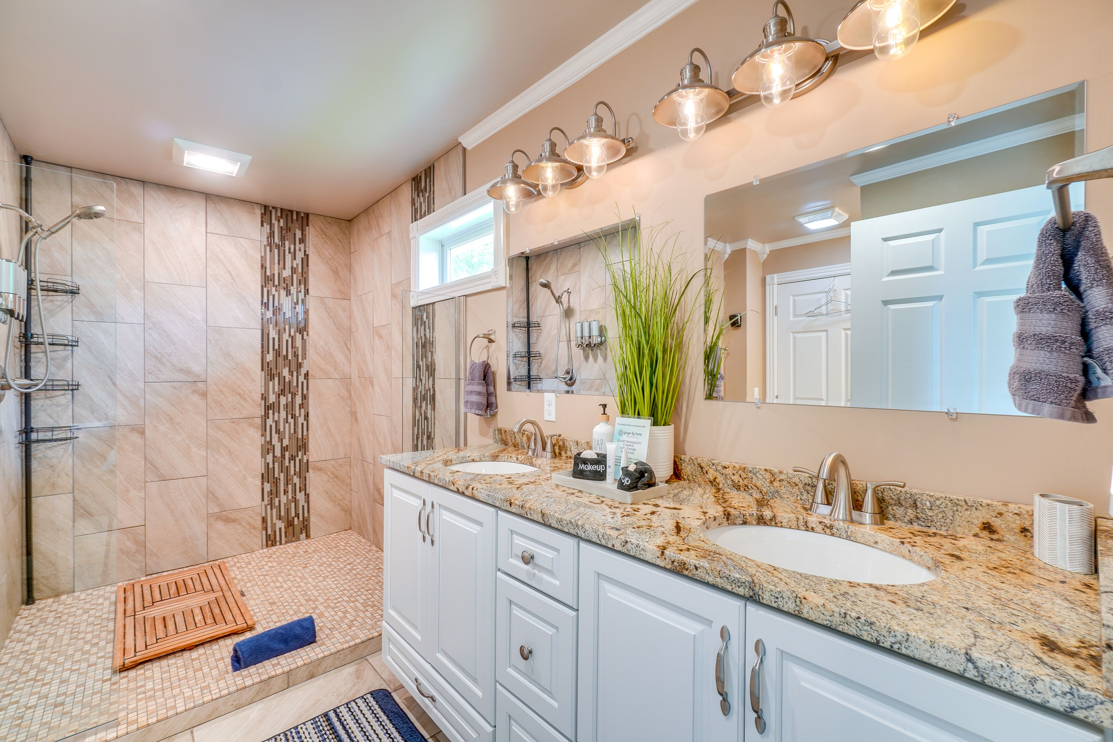 Full Bathroom | Complimentary Toiletries | 1st Level