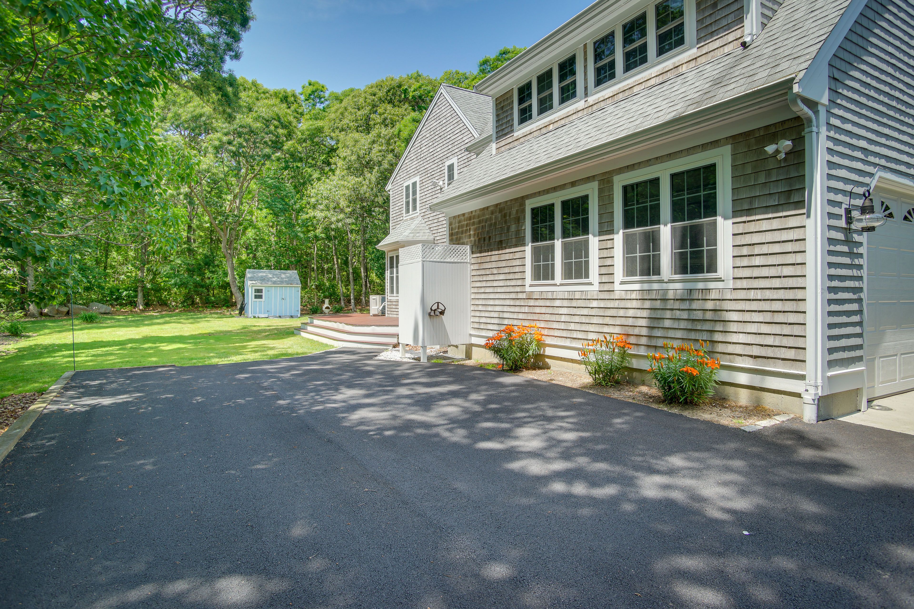 Parking | Driveway (6 Vehicles) | Garage (2 Vehicles)