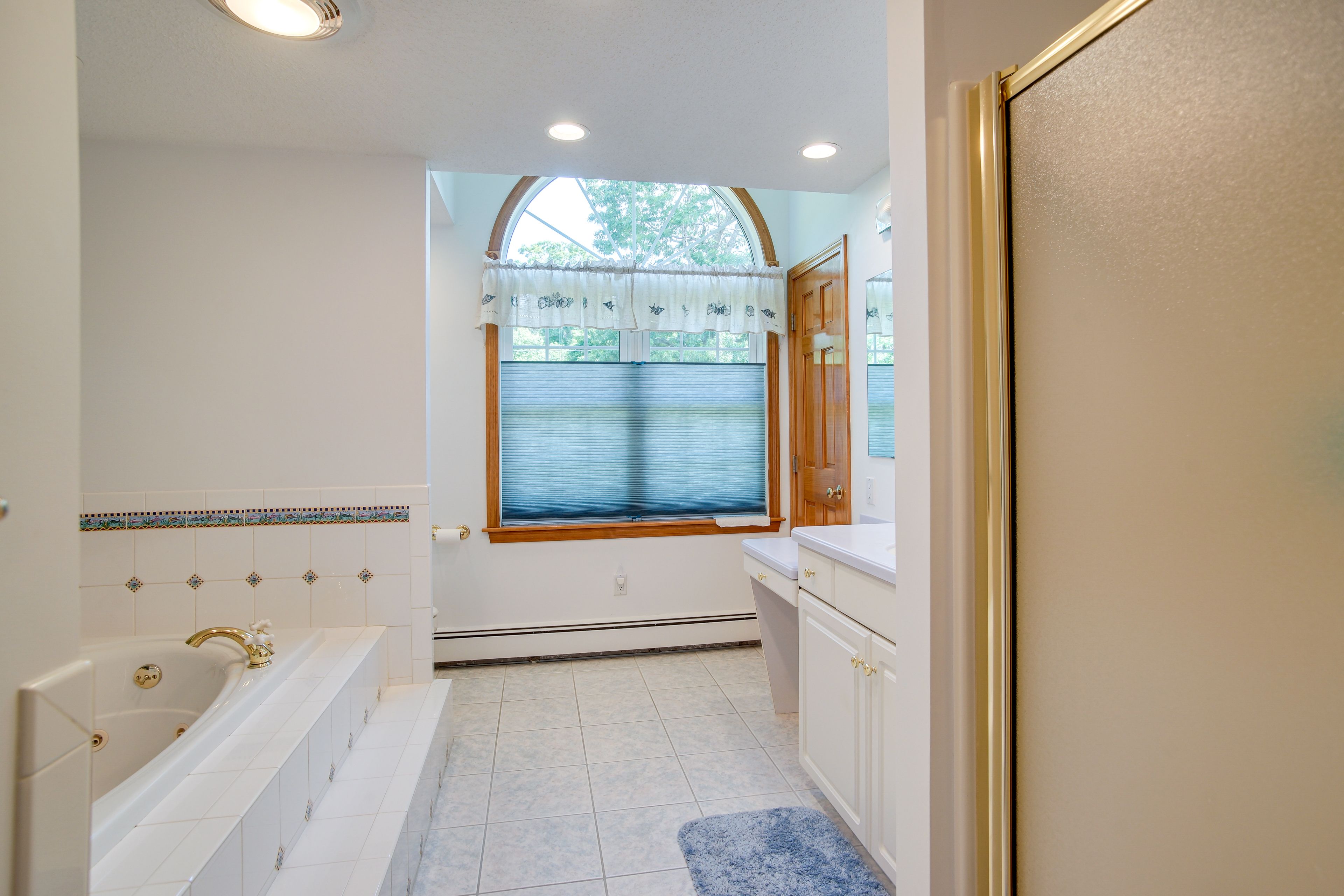 Full Bathroom | Jetted Tub | Towels Provided