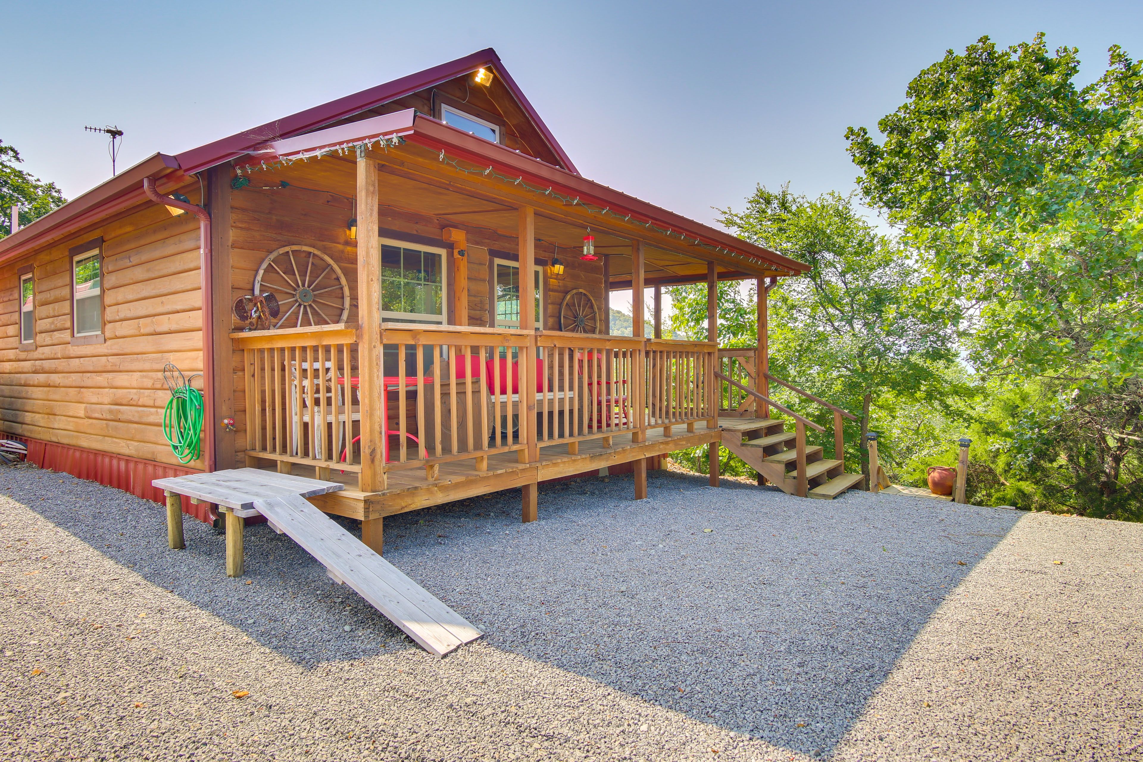 Exterior | Driveway (10 Vehicles)