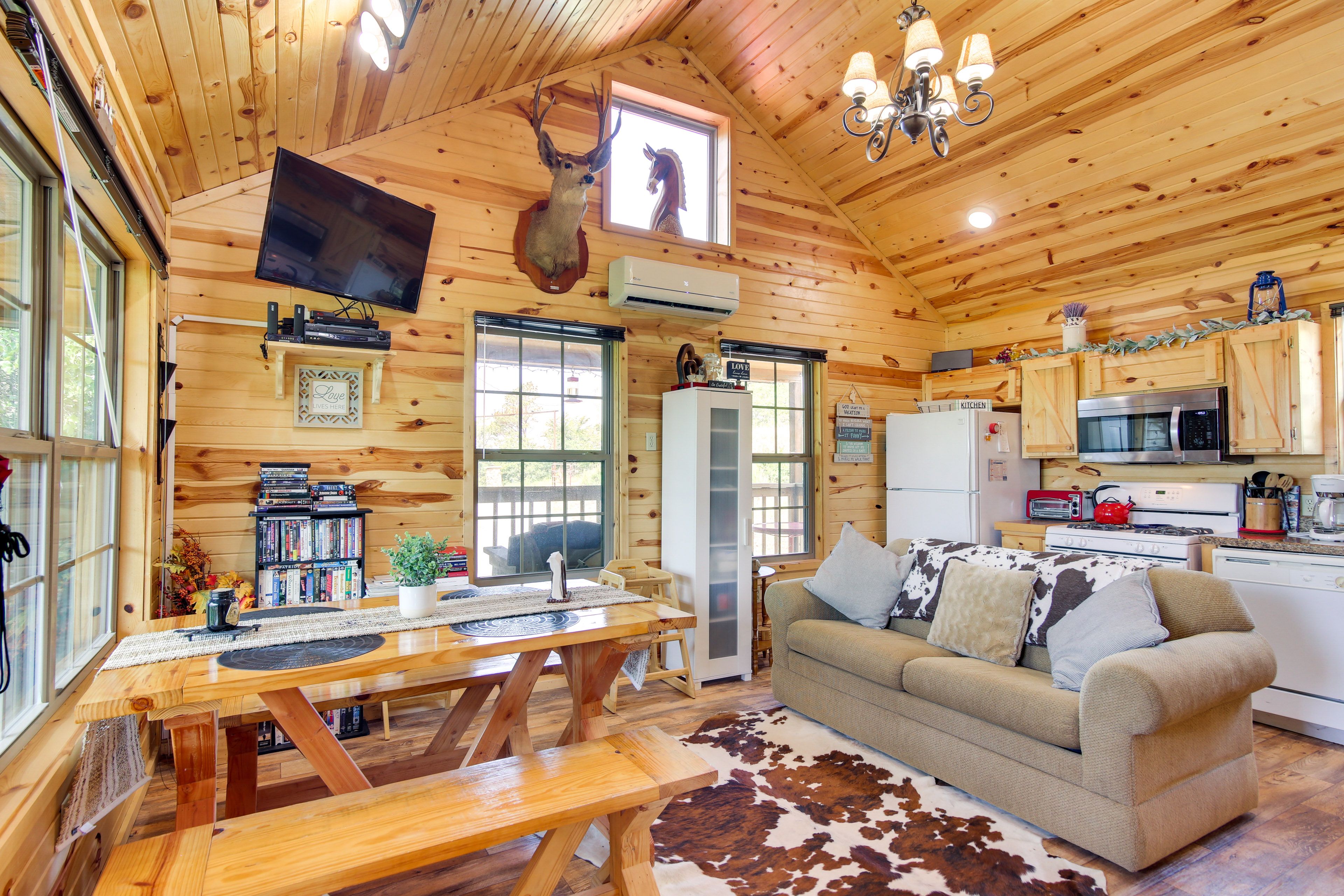 Living Room | Full Sleeper Sofa | Free WiFi | A/C Unit | Smart TV