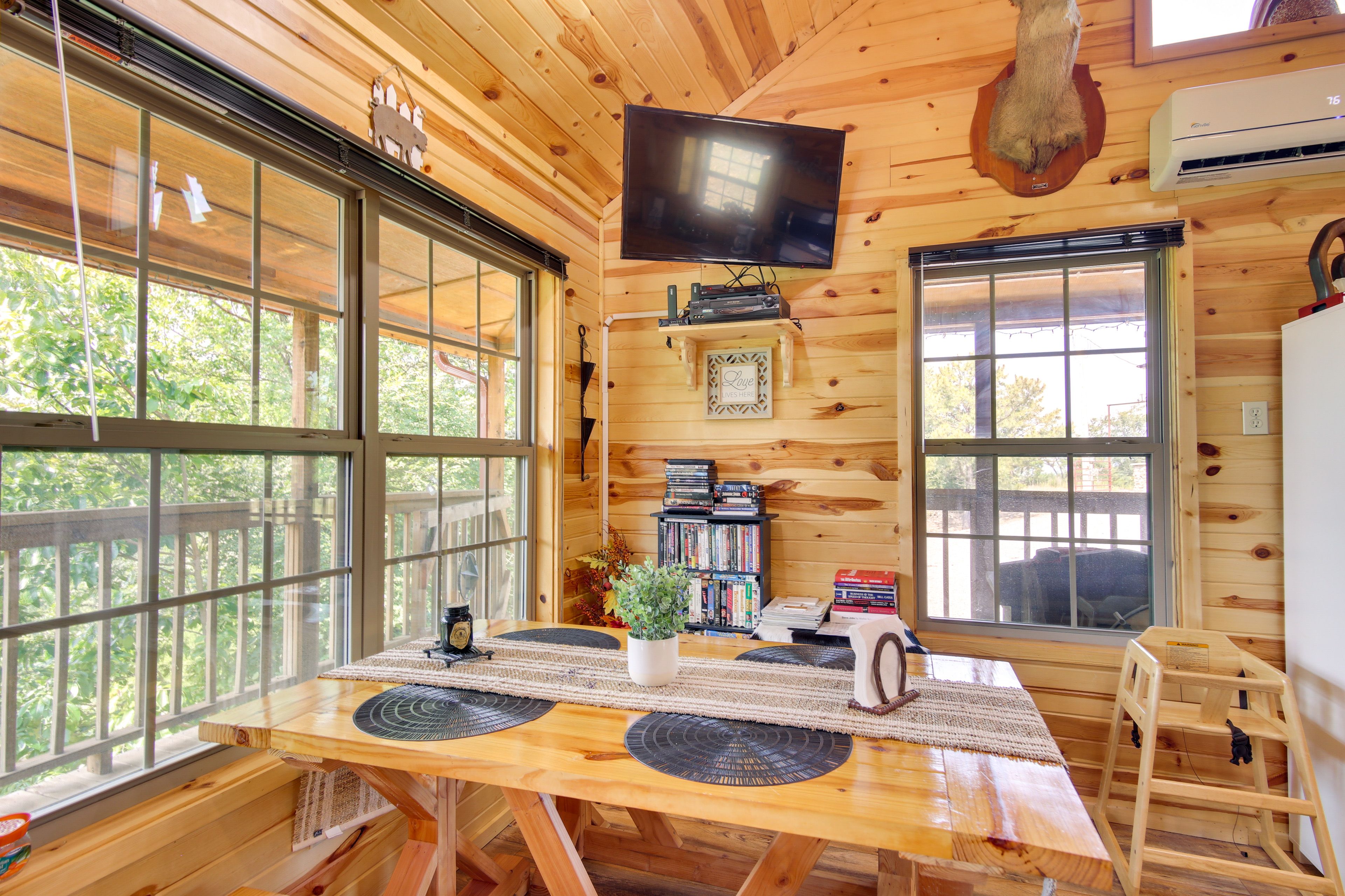 Dining Area | Dishware/Flatware Provided