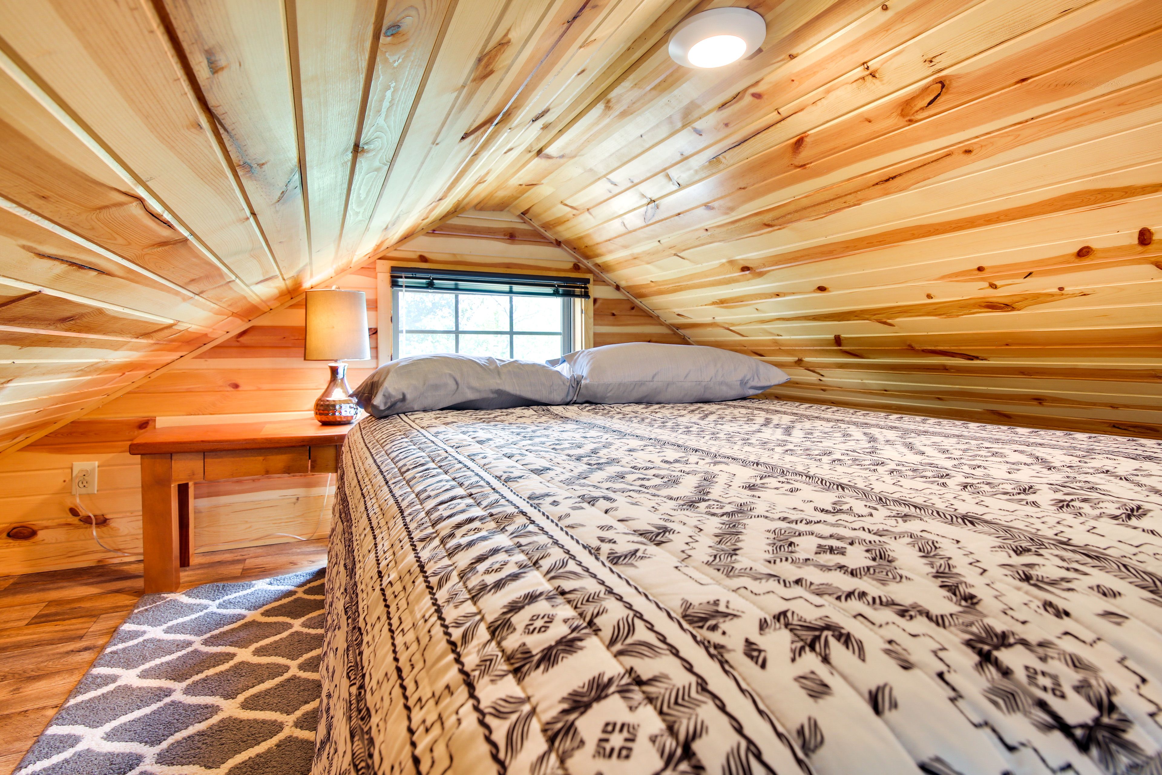 Loft | Queen Bed